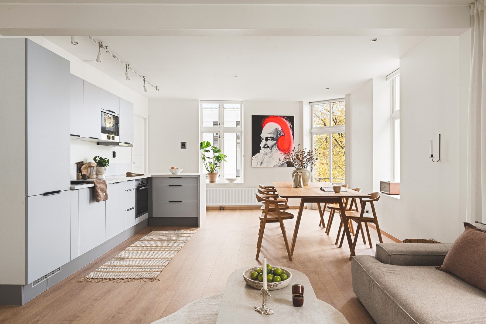 Grunnet hjørnebeliggenhet er det flere, store vindusflater som slipper inn godt med naturlig lys og skaper en god romfølelse. Galleribilde