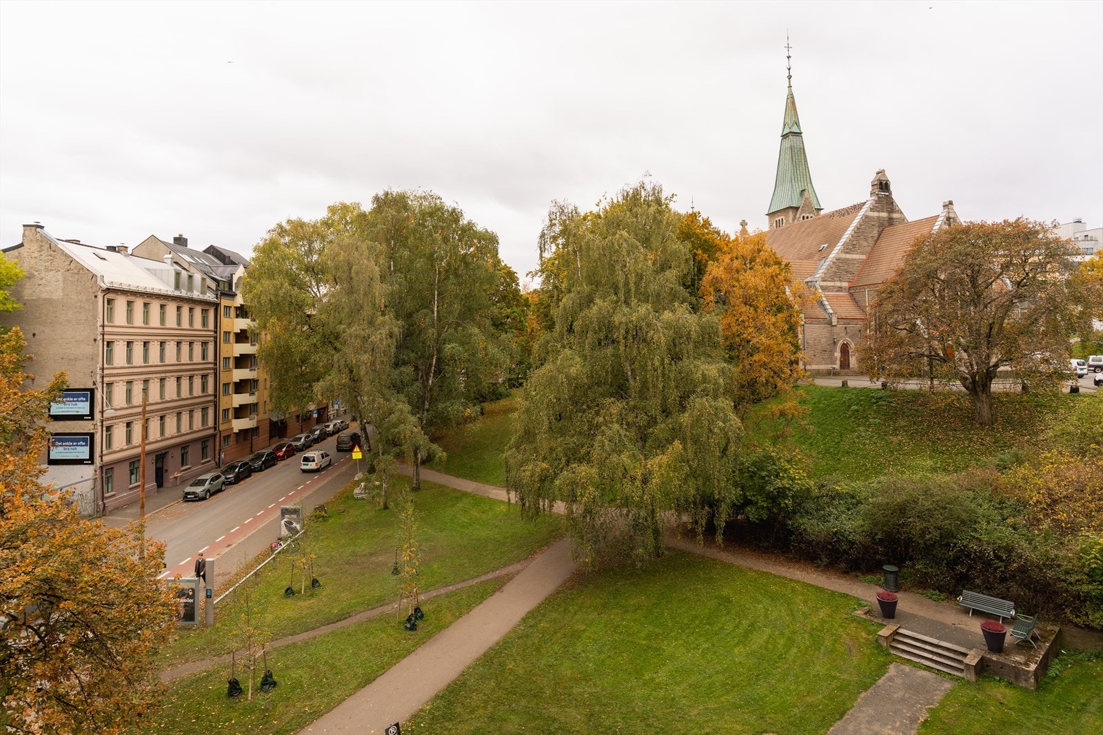 Herlig og frodig utsyn fra leiligheten mot Stensparken og Fagerborg kirke. Galleribilde