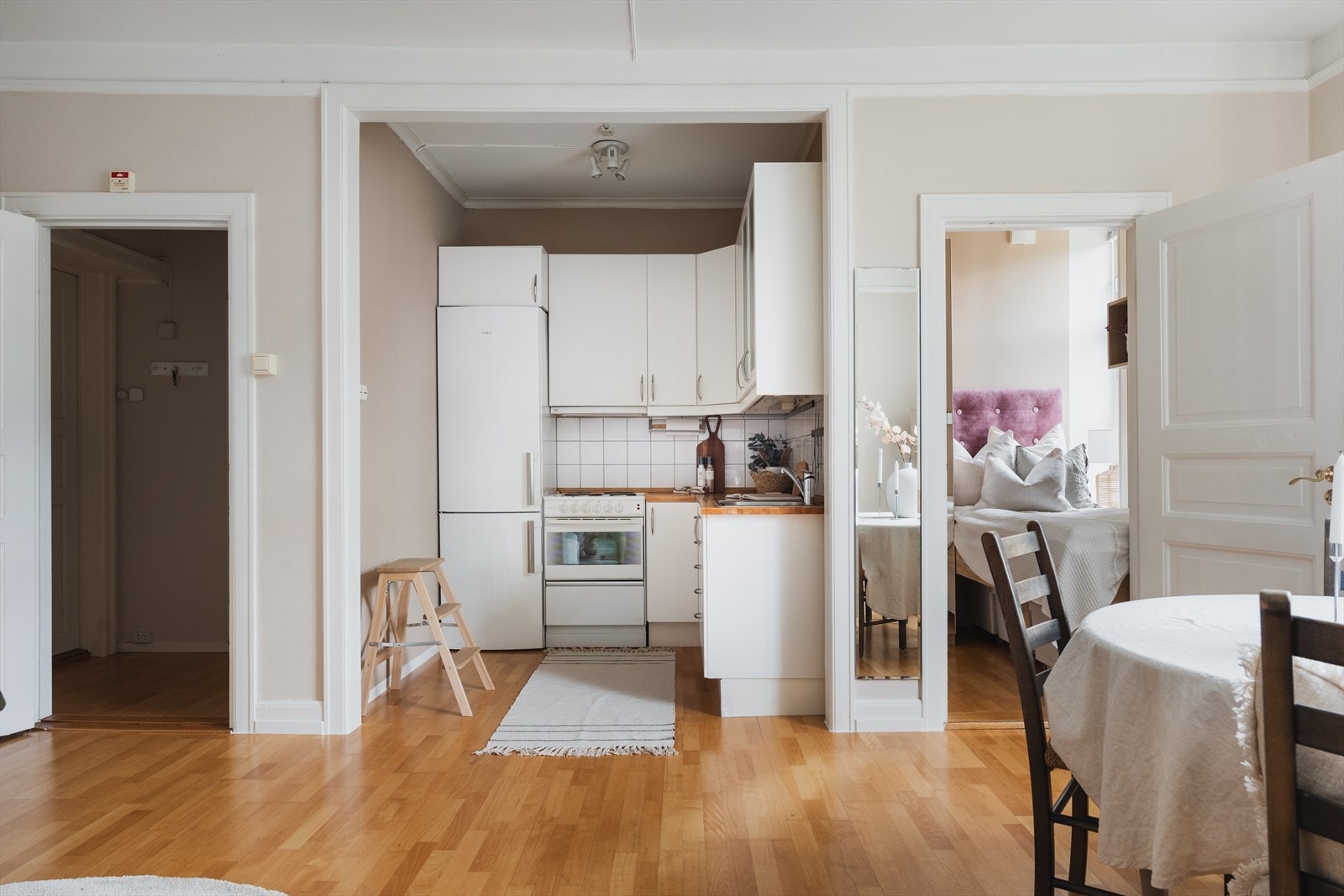 Lyst og hyggelig kjøkken som ligger åpent til mot stuen. Galleribilde