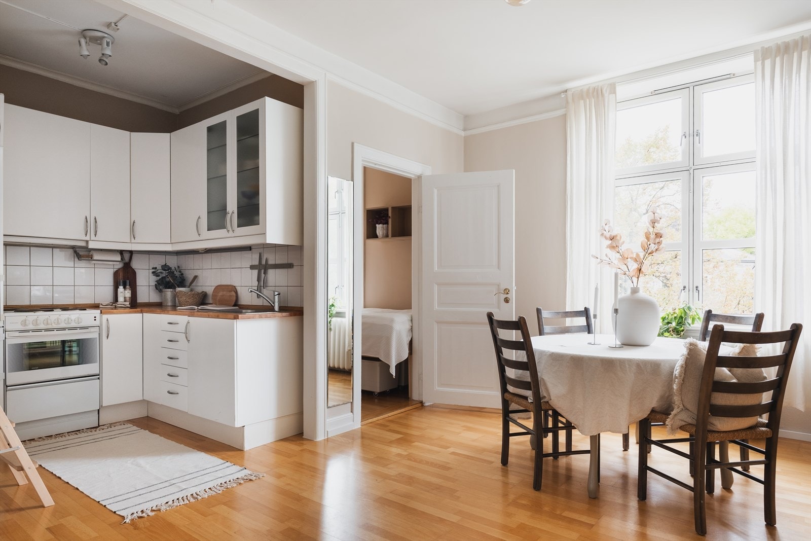 Generøs takhøyde opp til 2,75m sammen med store vindusflater helt opp til taket gir en skikkelig god romfølelse! Galleribilde