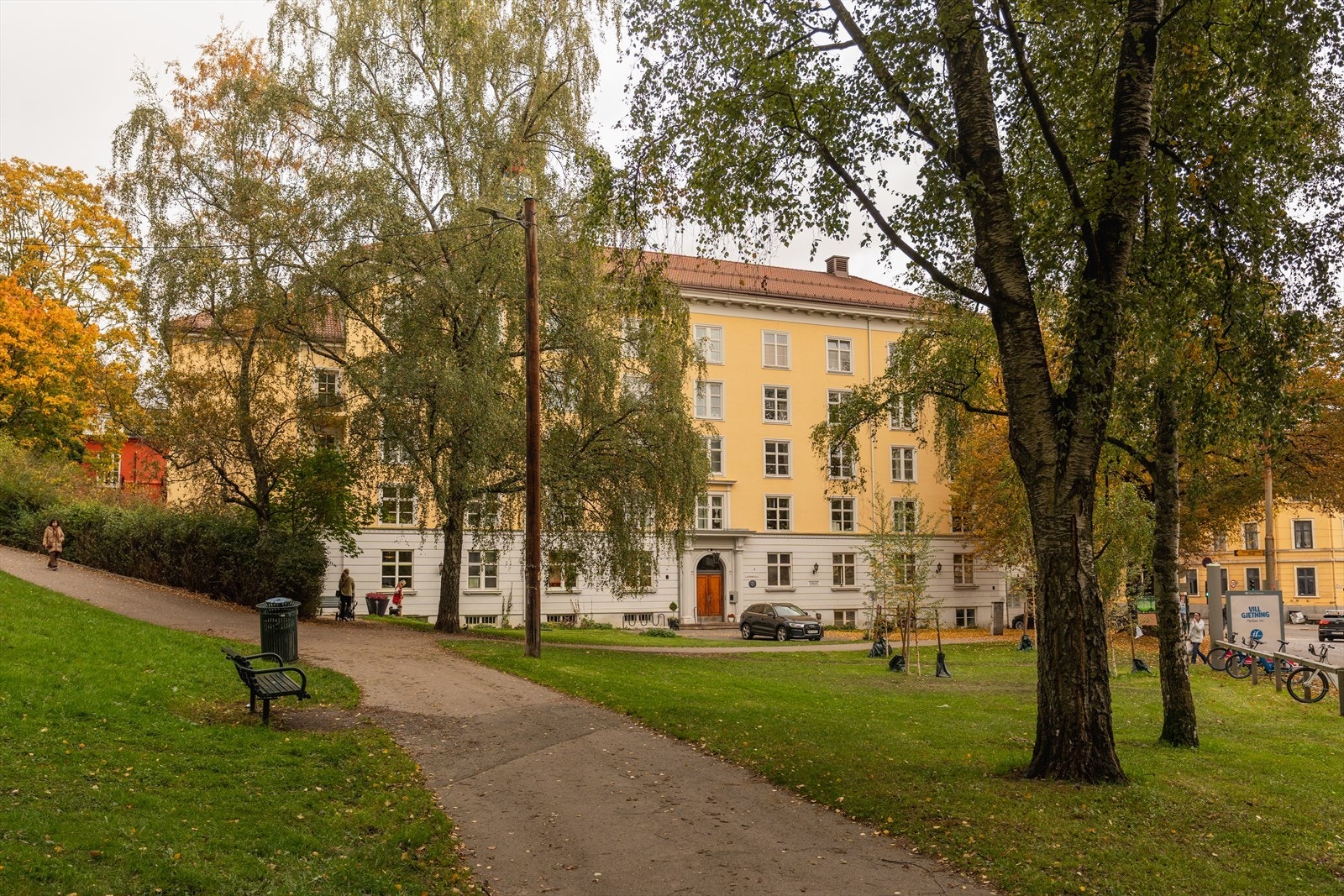 Leiligheten har en fantastisk beliggenhet med byliv, grønne lunger og kollektivtilbud rett utenfor døren, samt flere treningssentre, dagligvarebutikker, parker og en rekke hyggelige restauranter og kaféer. Her vil du virkelig trives! Galleribilde