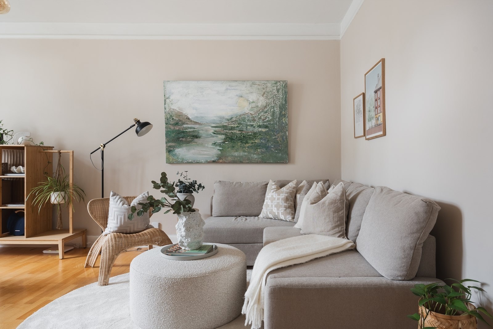 Leiligheten oppleves som romslig og luftig - selger har satt spesielt pris på det store oppholdsrommet som gir plass til selskap med mange gjester. Galleribilde