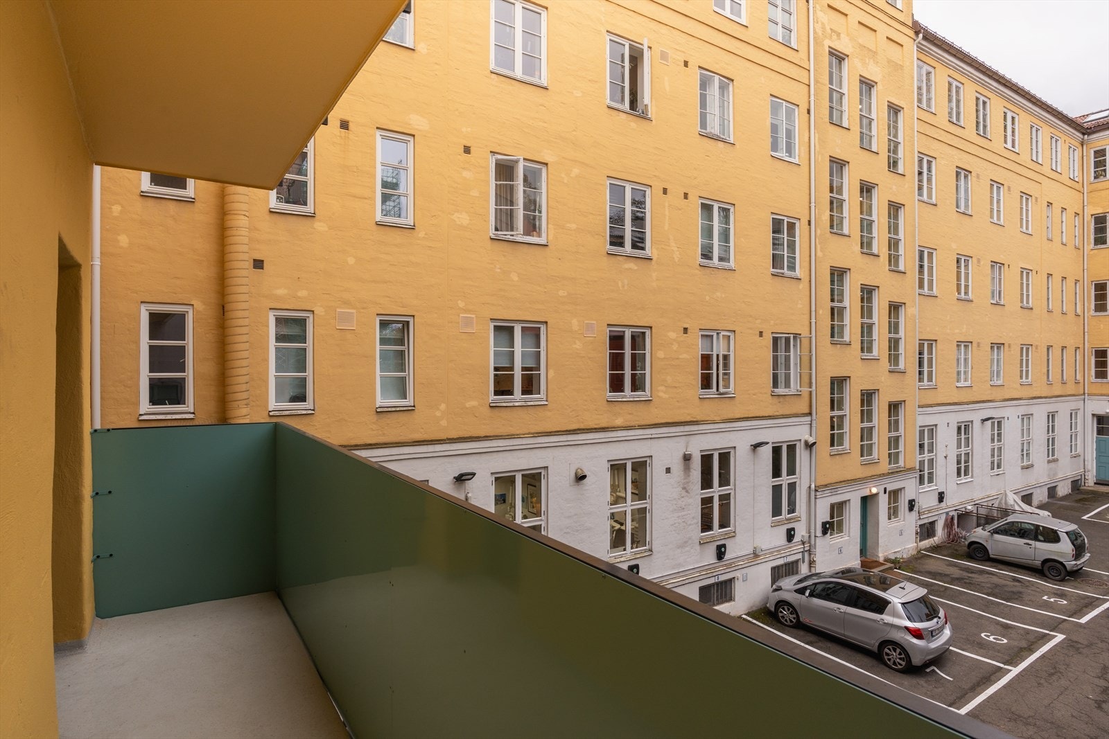 Aksjelaget rehabiliterte alle balkongene mot bakgård i 2025. Galleribilde