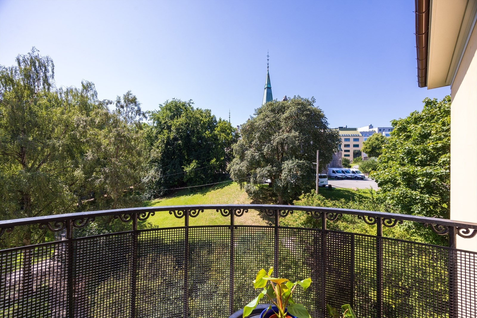 Her kan du fritt benytte 13 felles balkonger i bygget - 7 balkonger mot bakgården, 3 mot Stensparken og 3 mot Thereses gate. Galleribilde