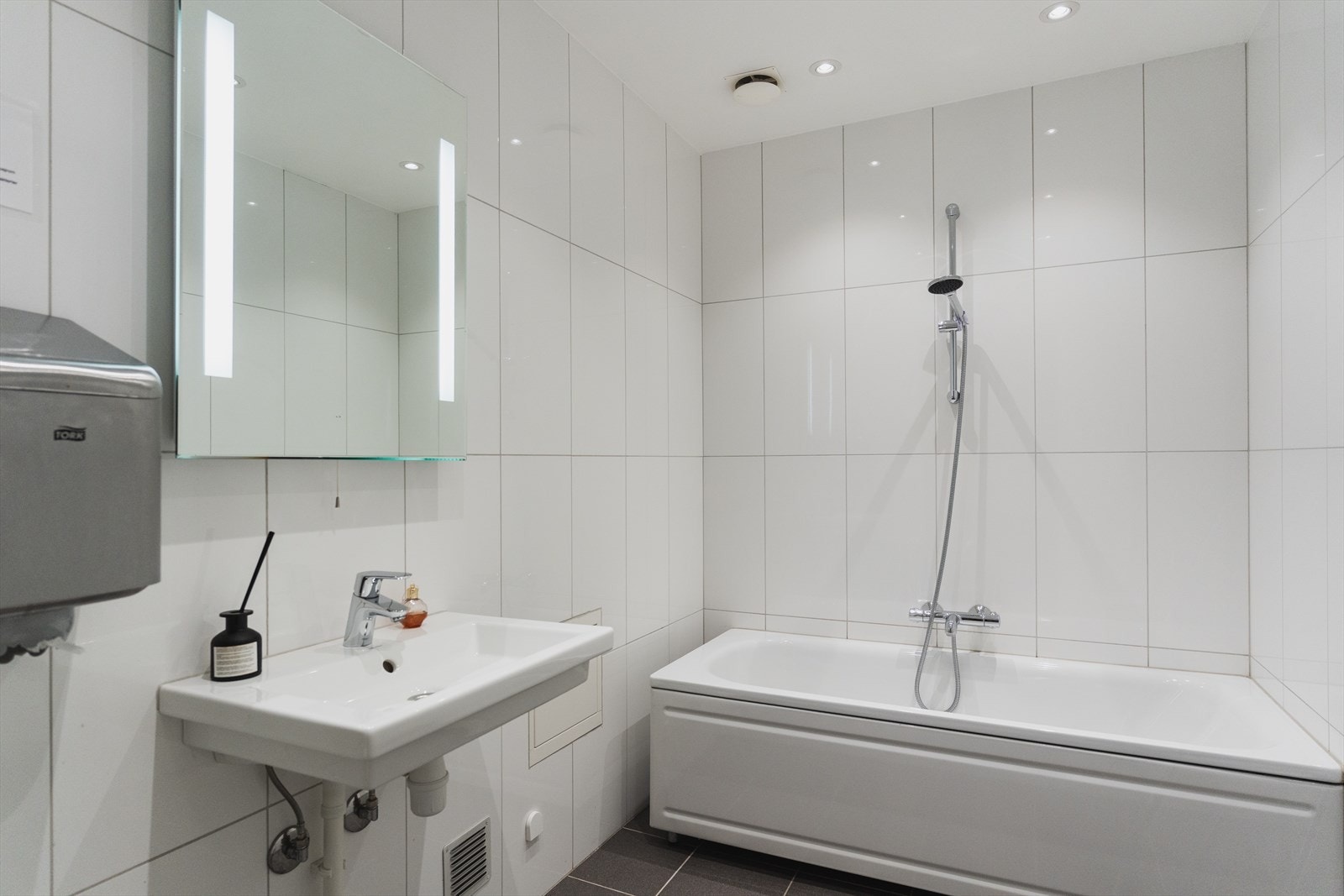 I etasjen er det god kapasitet på toalett og dusj med: 4 toalett, 2 dusjer og 1 bad med badekar (avbildet). Galleribilde