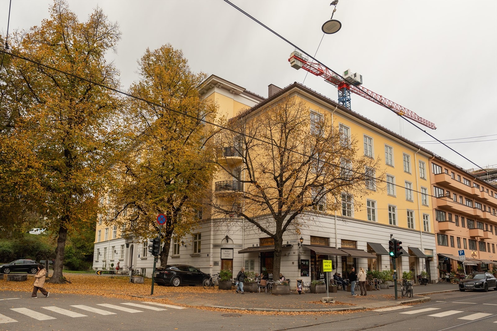 Rett utenfor døren finnes en rekke hyggelige forretninger, med blant annet Kaffebrenneriet i samme bygg, Bislett blomster og Godt Brød, apotek og flere dagligvarebutukker rett opp i gaten. Galleribilde