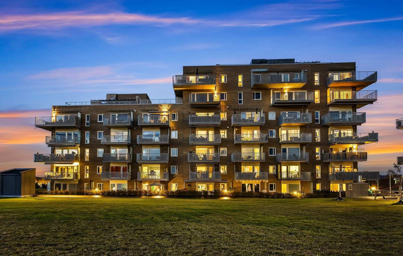 Boligen stod ny i 2023 og er presentert av Lars Christian Holm i EiendomsMegler 1. Galleribilde