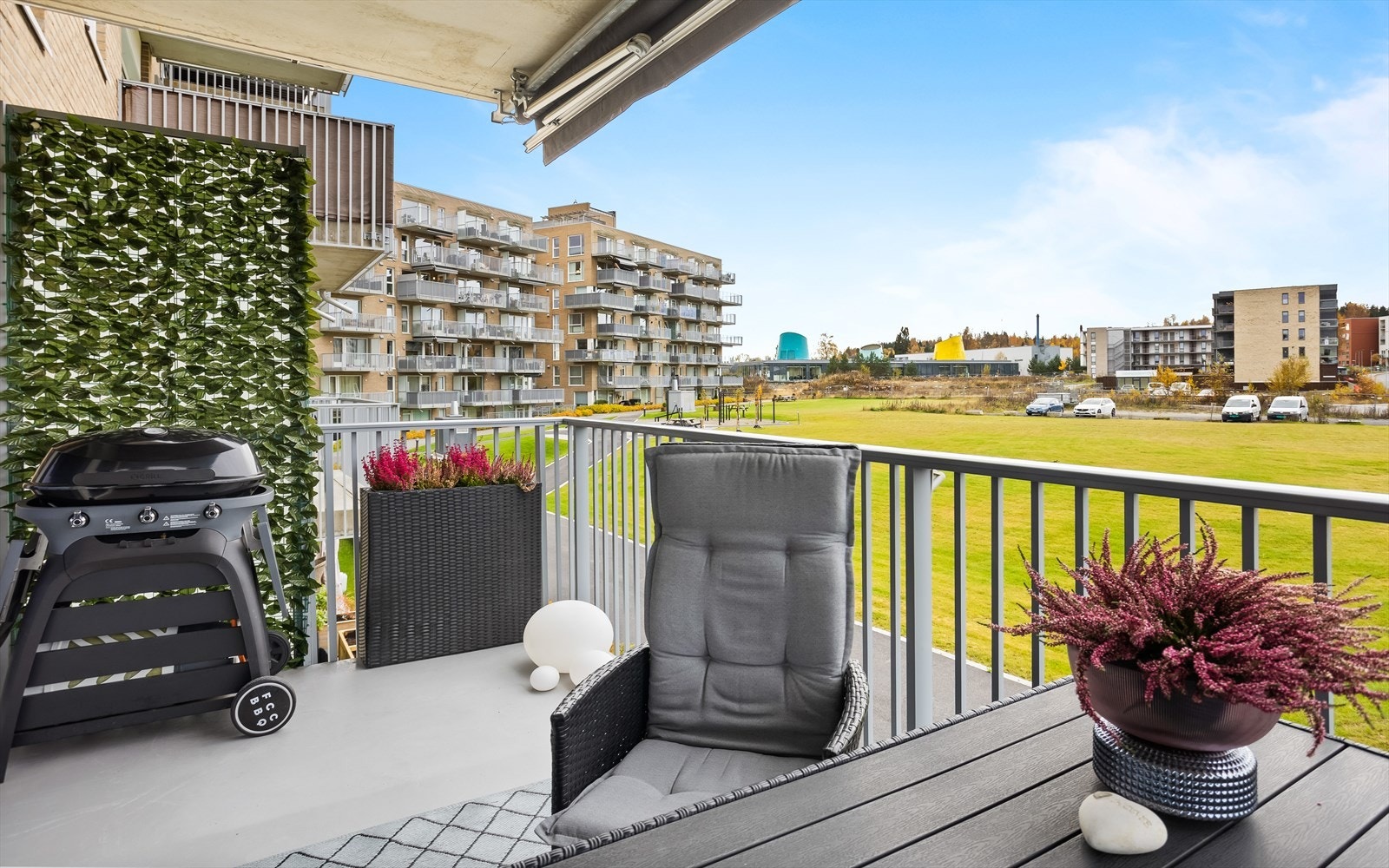 Her er det motorisert markise og god plass til utemøblement. Galleribilde