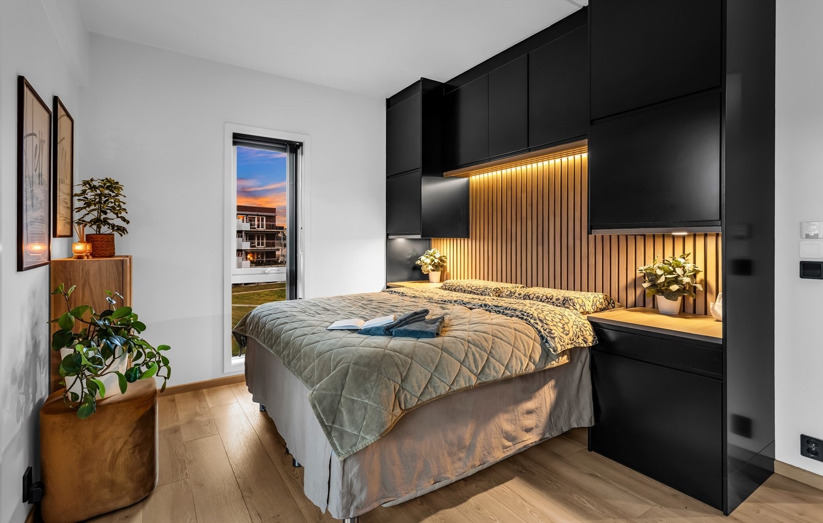 Delikat hovedsoverom med plassbygget skapløsning og god plass til dobbeltseng. Galleribilde