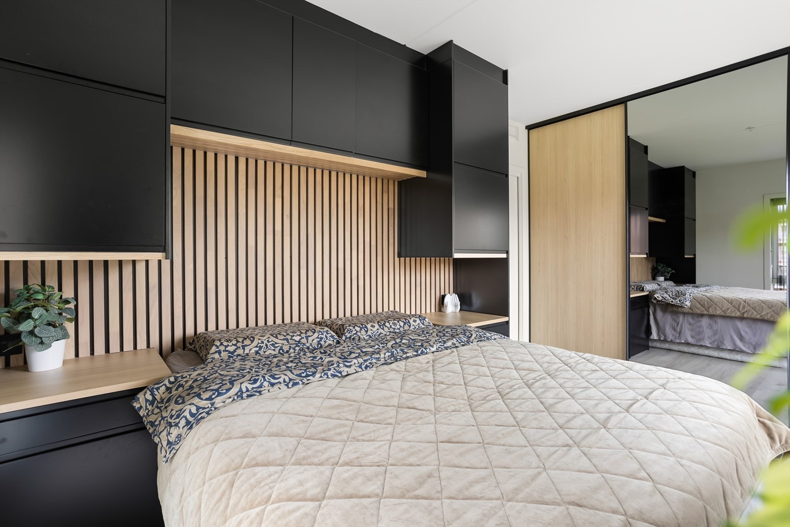 Rommet har vinduer på to av veggene og en romslig skyvedørsgarderobe med kurver, heng og belysning. Galleribilde