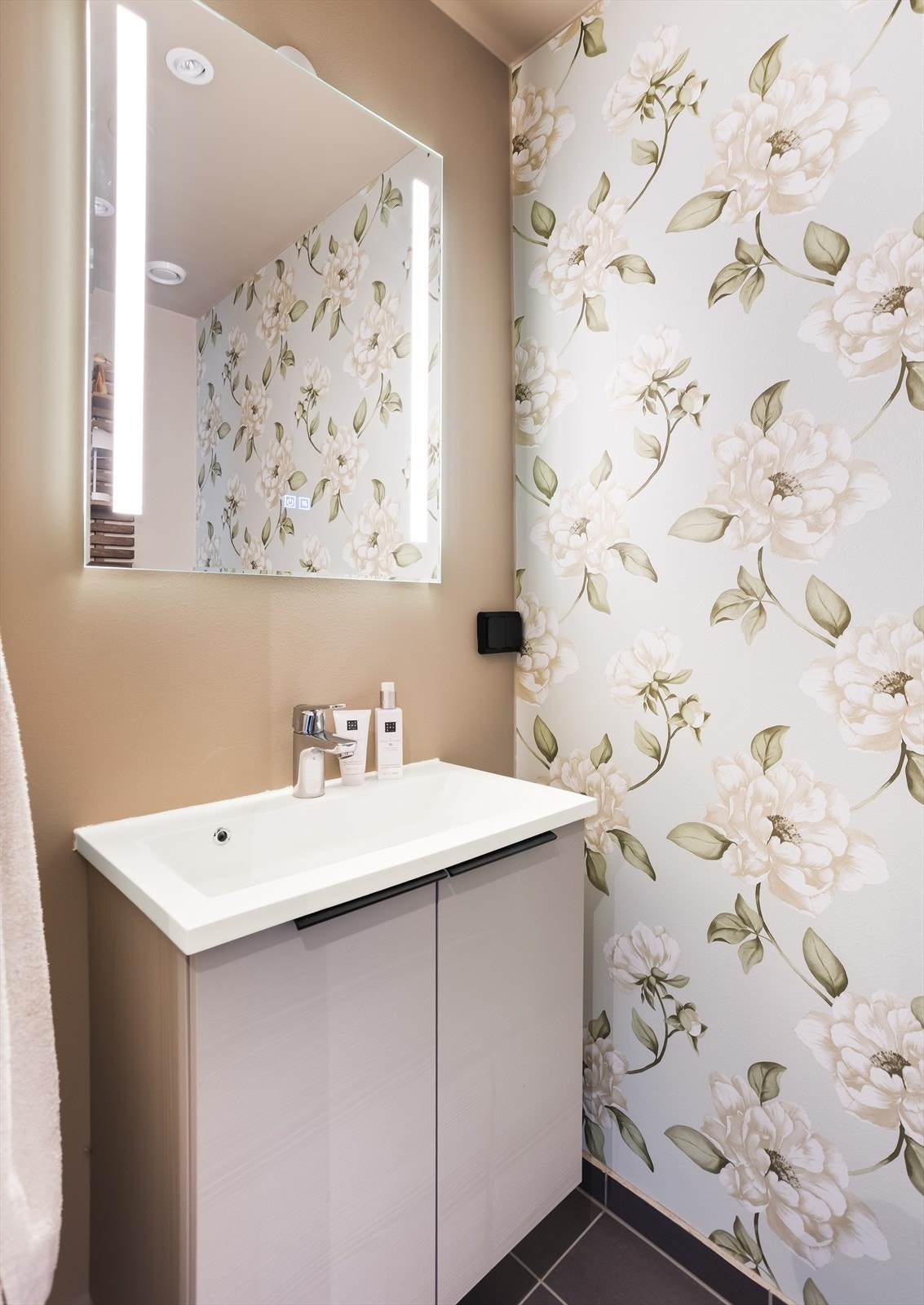 Separat toalettrom med flislagt gulv og tapetsert vegg. Galleribilde