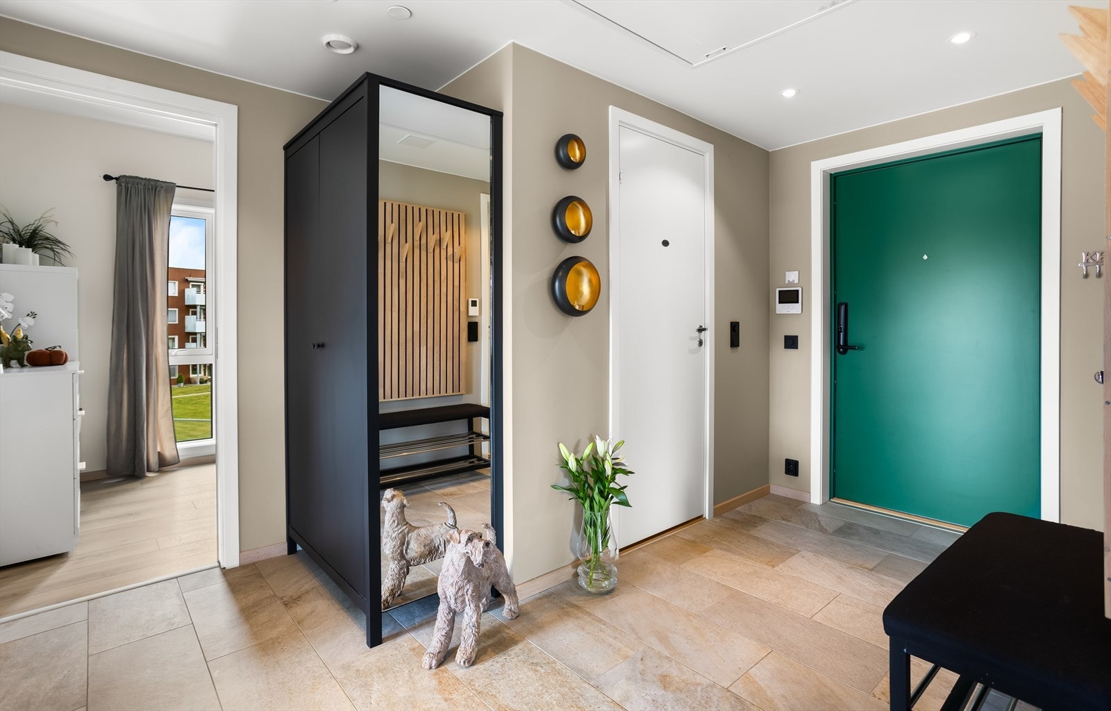 Her er det mulighet for oppheng av yttertøy og plassering av sko. Galleribilde