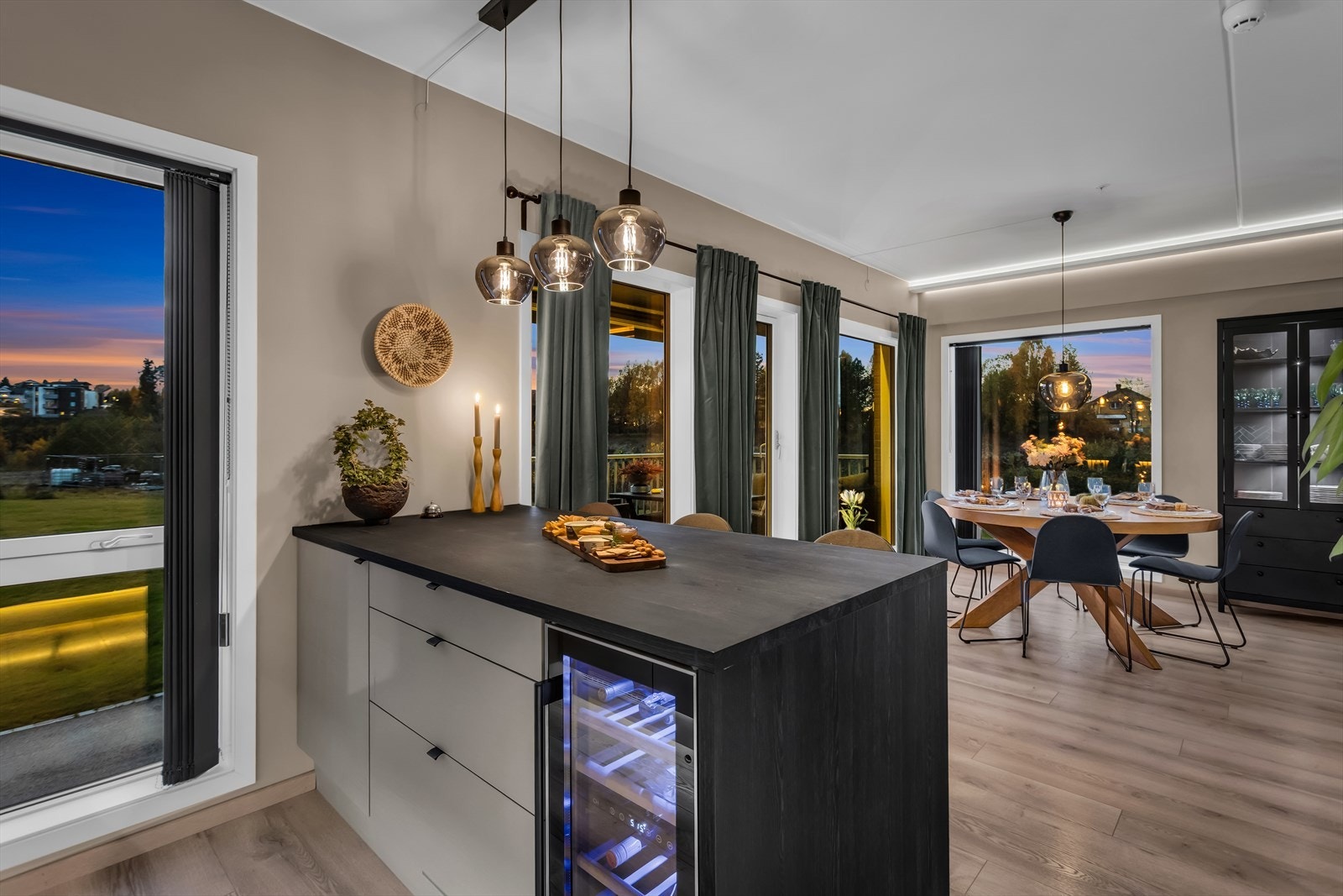 Her er det gjort tilvalg på både utforming, benkeplate, armatur, vask, mikrobølgeovn, ventilator og fliser. Galleribilde