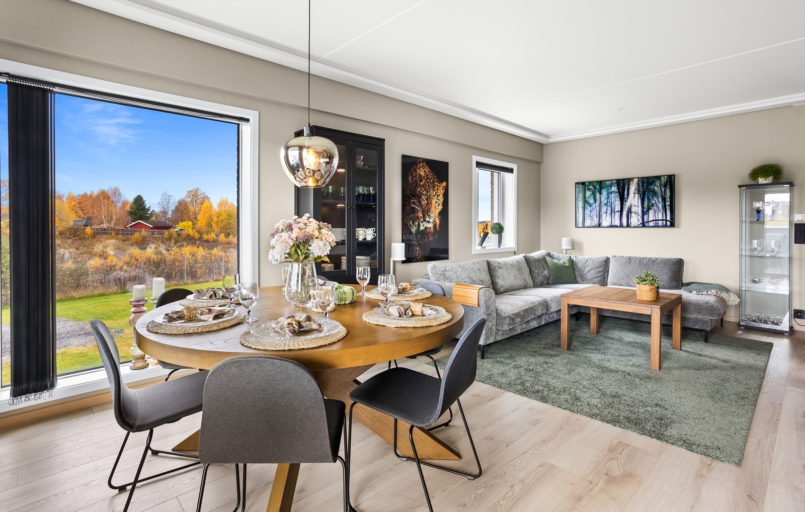 Rommet har store vindusflater som sørger for rikelig med naturlig lys til rommet, i kombinasjon med utgang til balkong. Galleribilde