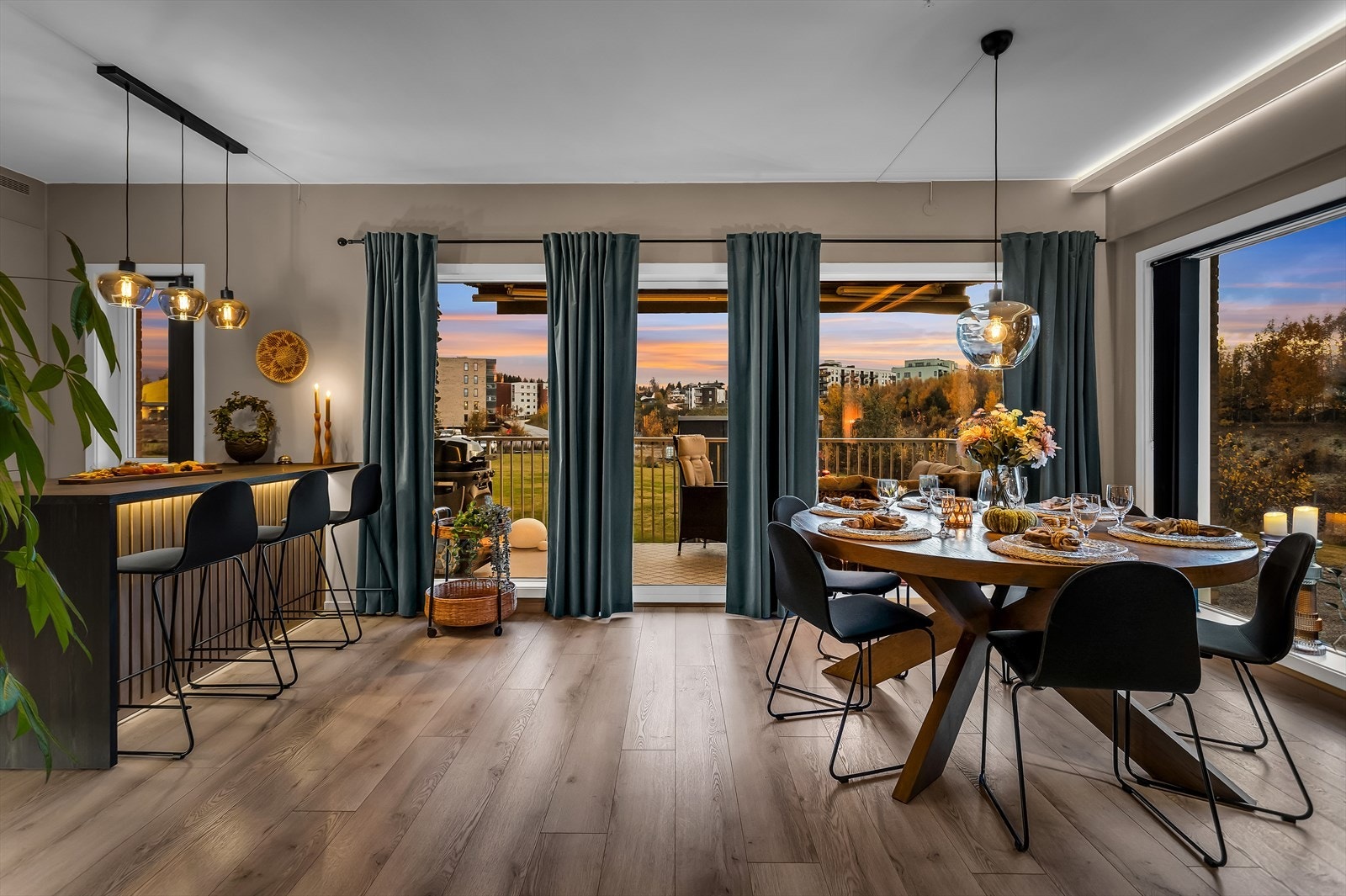 Overflater i behagelige fargetoner, samt fine belysningsdetaljer. Galleribilde