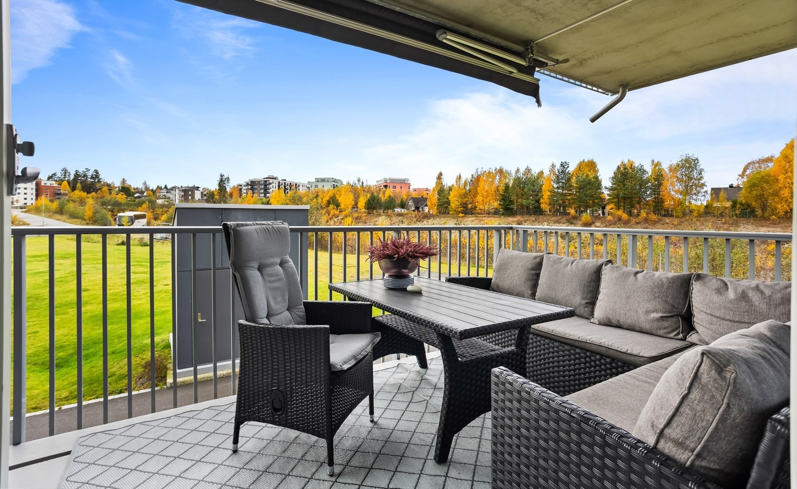 Balkong som fungerer som en forlengelse av stuen. Galleribilde