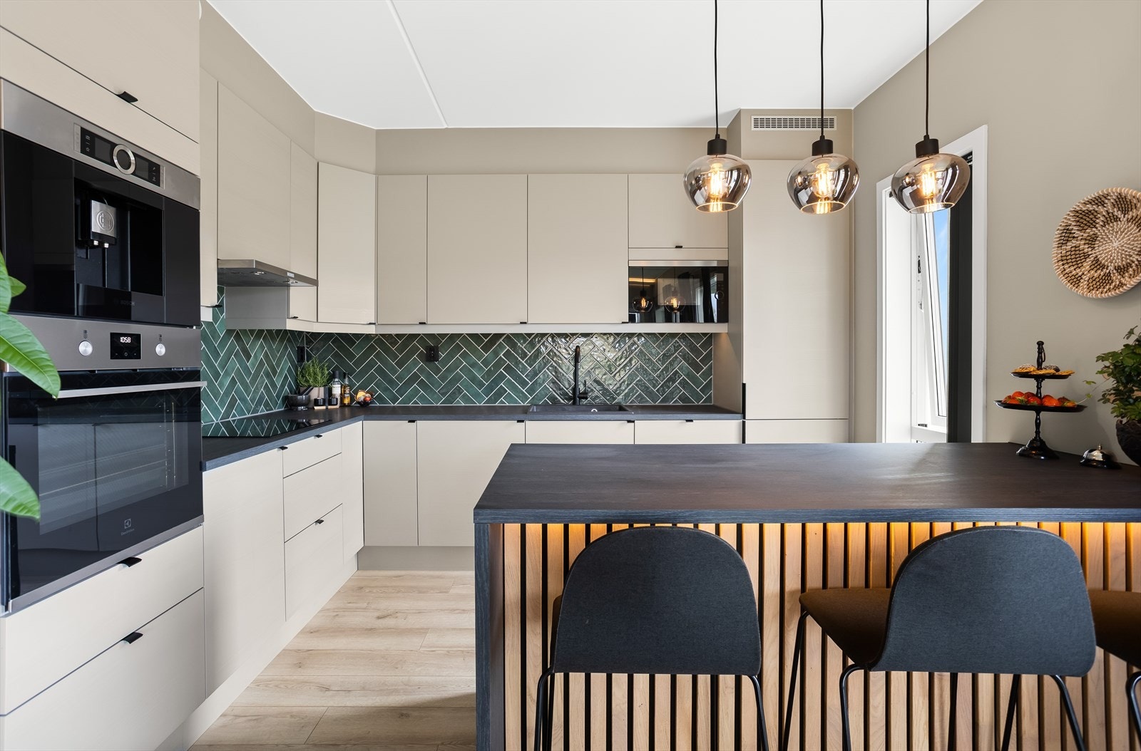 Innredningen er tidløs med slette fronter, laminat benkeplate og flislagt sprutsone. Galleribilde