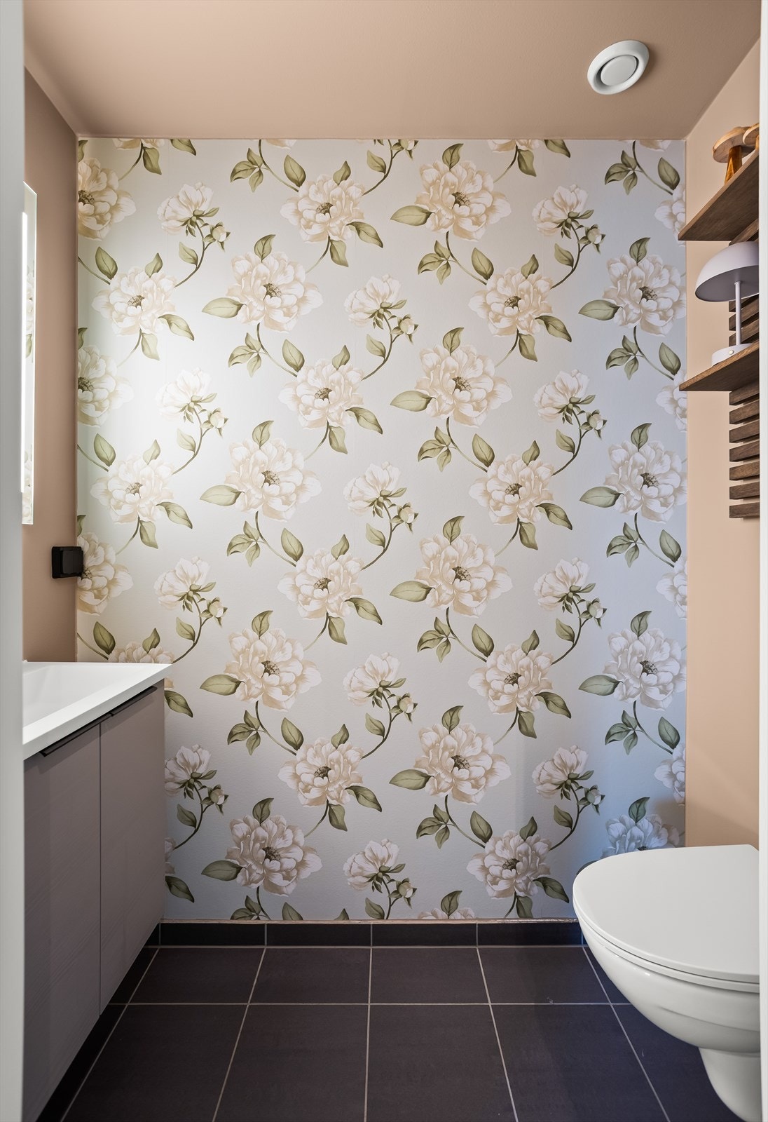 Her er det installert vegghengt toalett og servant med skap. Galleribilde