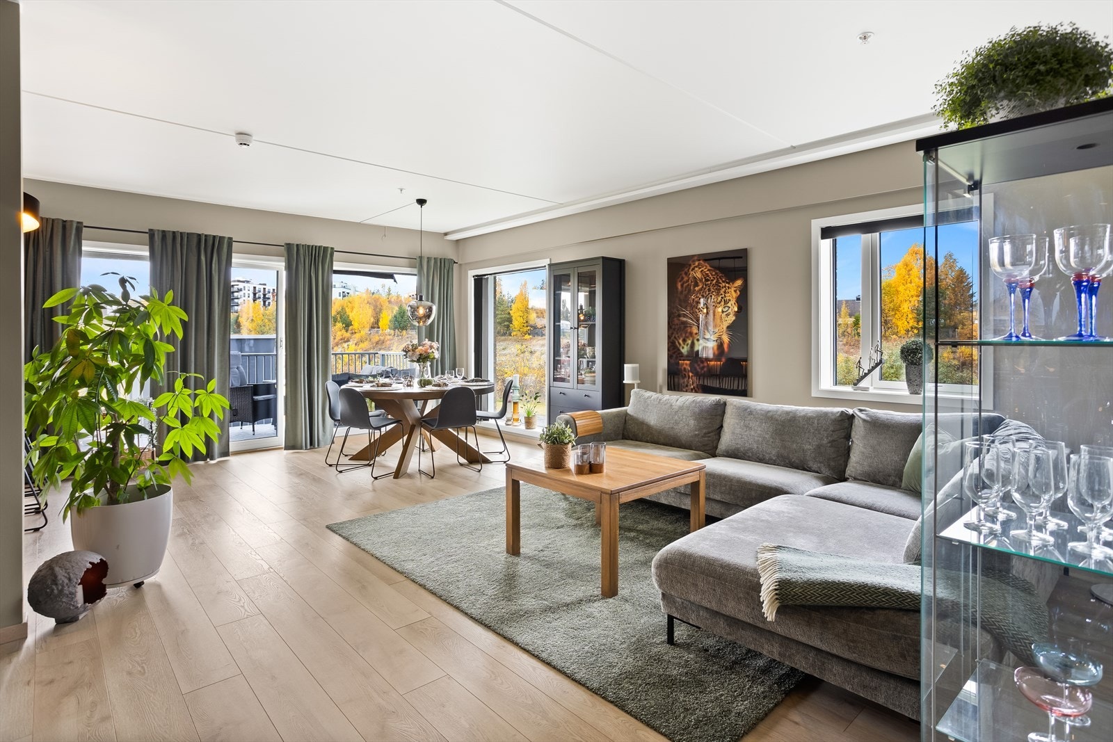 Stue av god størrelse og med åpen løsning mot kjøkken. Galleribilde