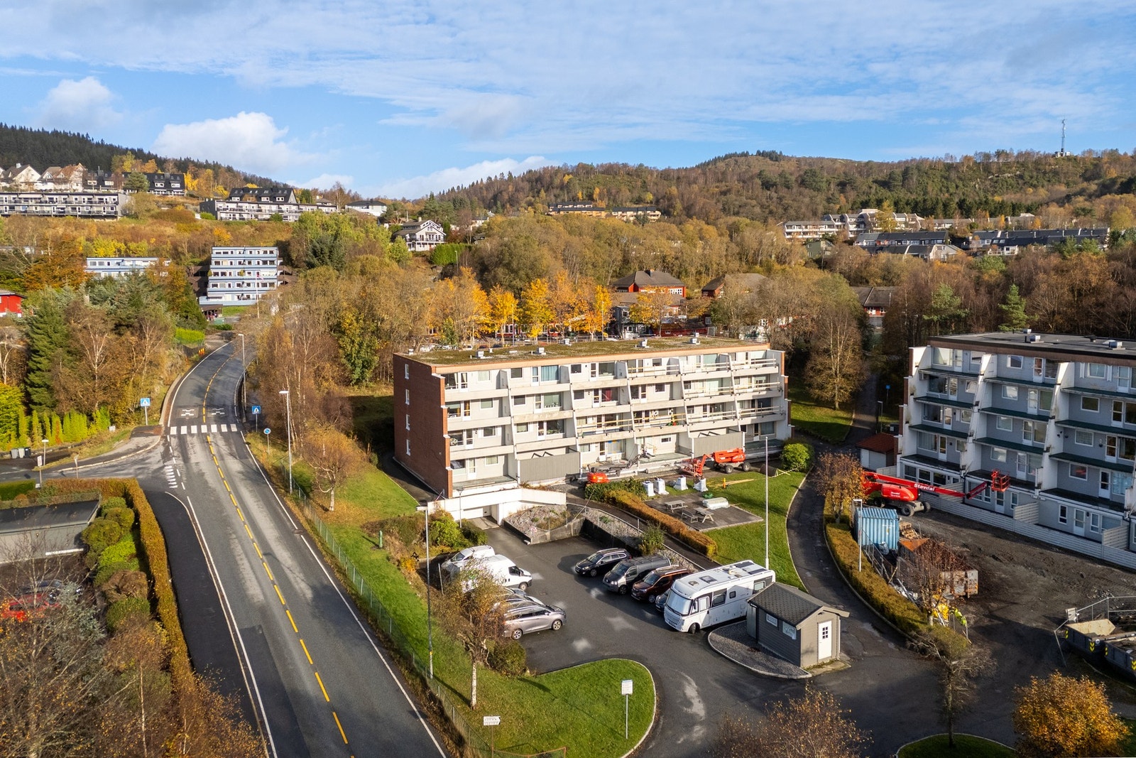 Fra leiligheten er det kun 100 meter til busstopp med hyppige avganger. Galleribilde