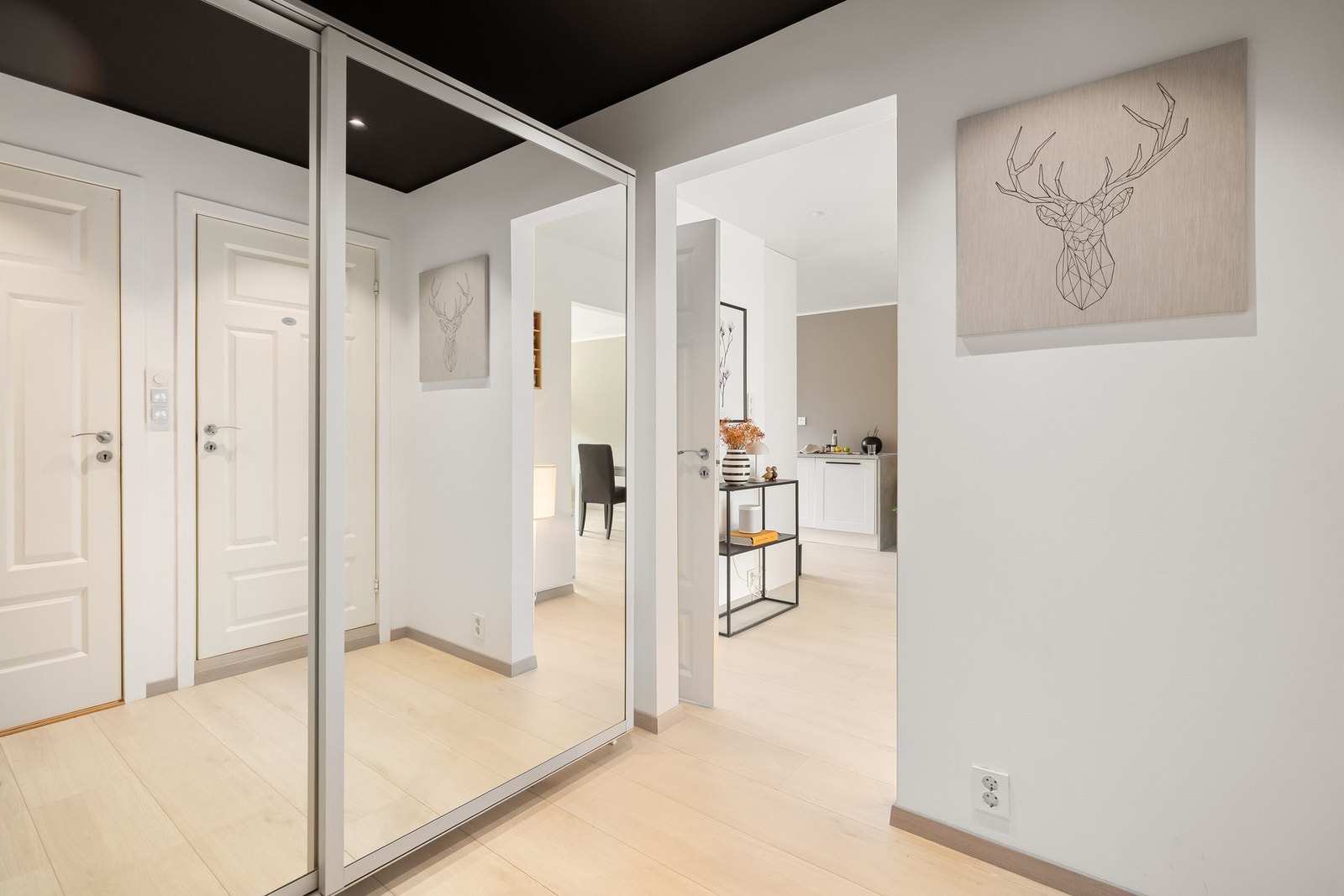 Det er varmefolie i entré. Det er smartstyring på lys og varme i leiligheten. Galleribilde