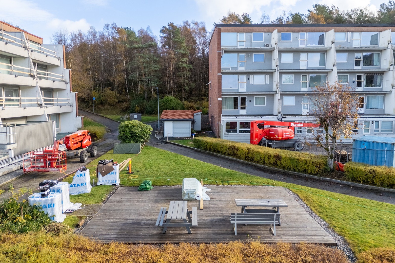 Borettslaget har fine fellesområder med grøntareal, beplantning og sittegrupper. Galleribilde