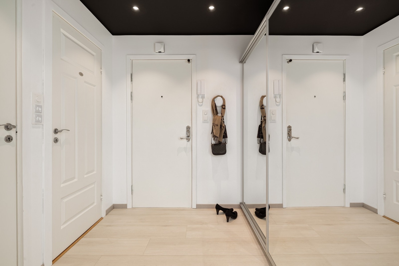 Entréen måler 5,2 m², her er det god plass til å henge fra seg yttertøy. Galleribilde