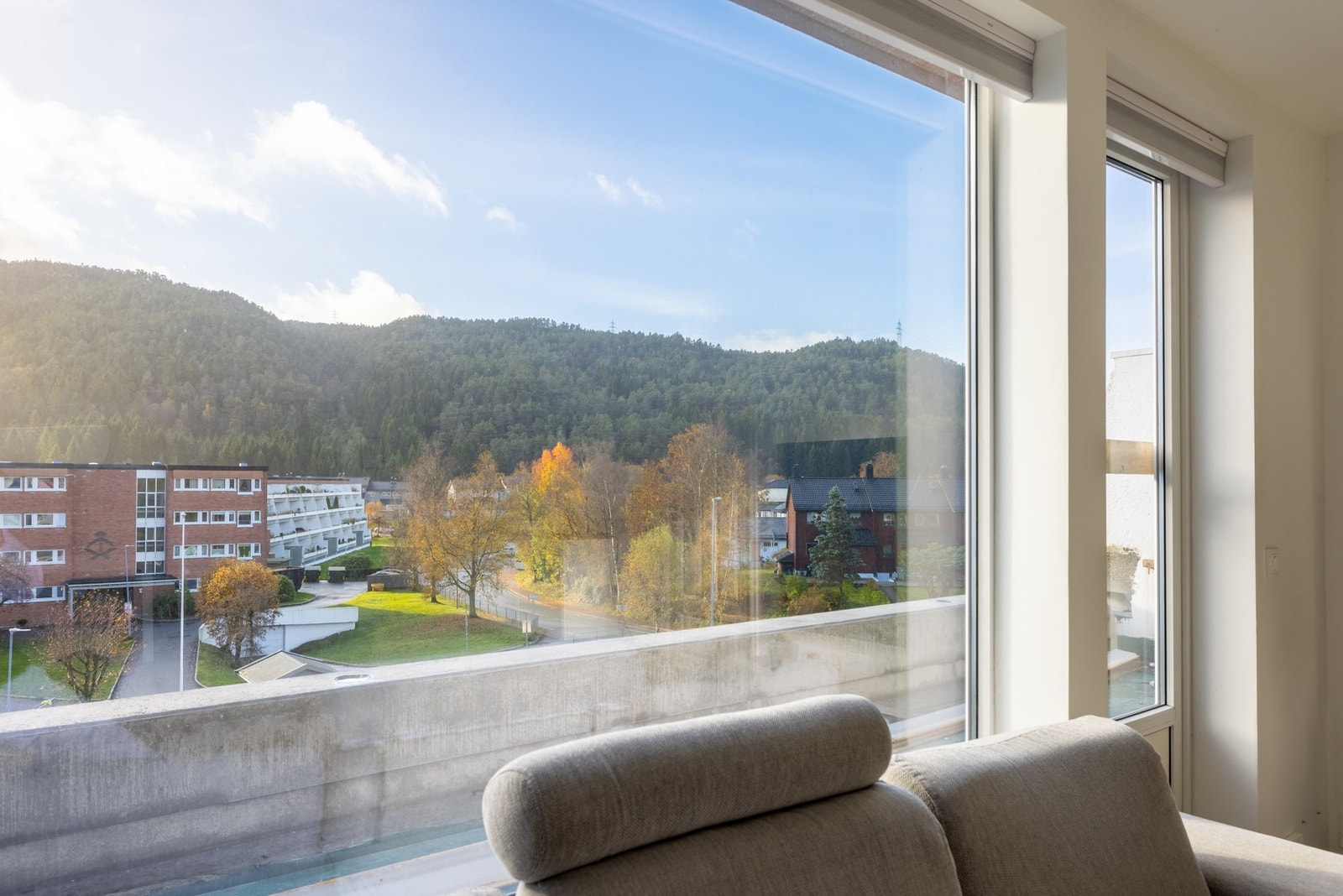 Leiligheten har en herlig altan som er under oppgradering. Her kan man nyte flott utsikt og gode solforhold. Galleribilde
