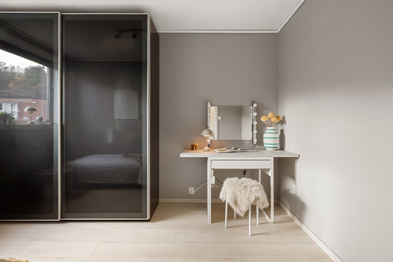 Her er det god plass til seng, garderobe og tilhørende møblement. Galleribilde