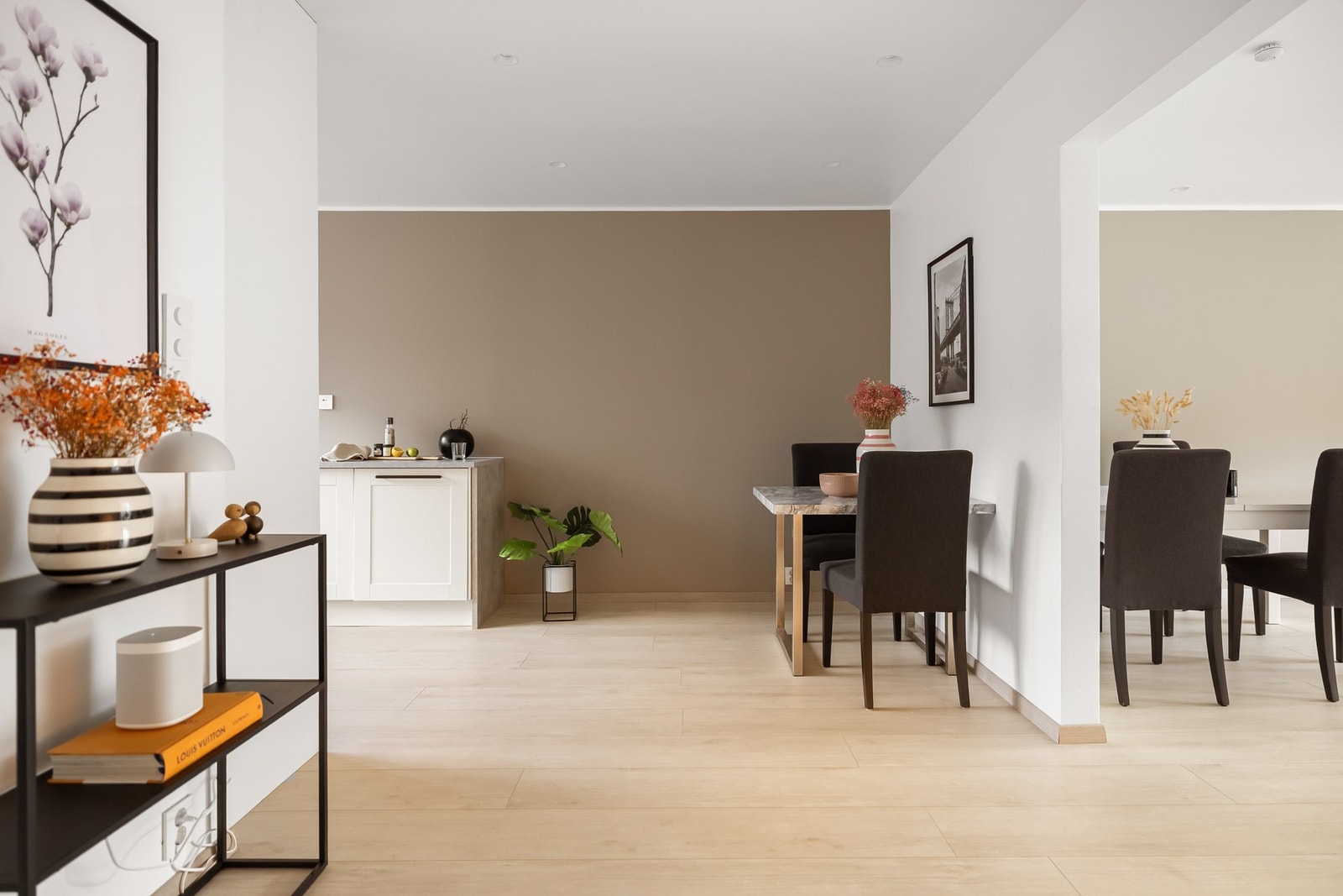 I 2020 ble det lagt nytt flott gulv i hele leiligheten (utenom på bad og toalett). Galleribilde