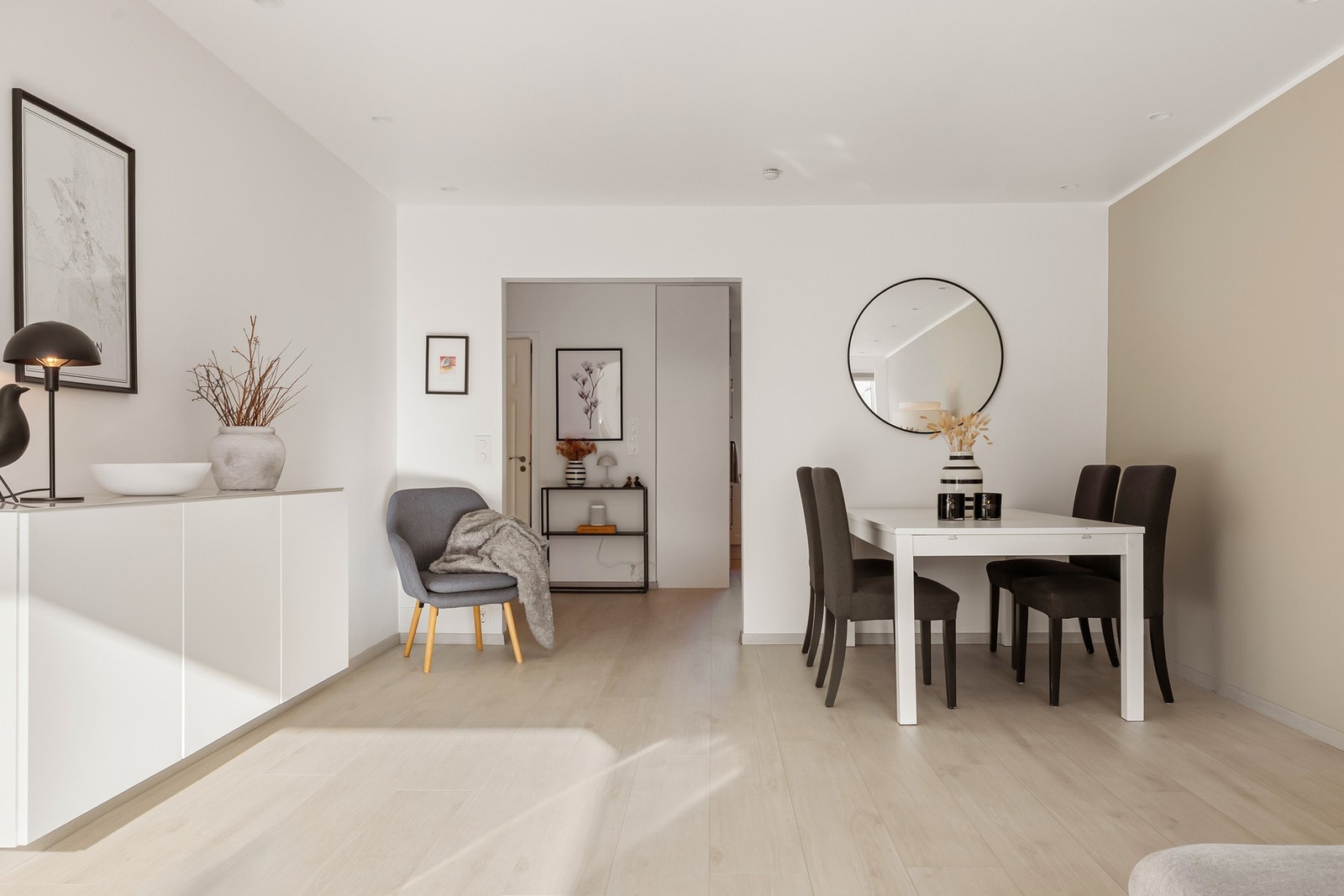 Stuen har en praktisk utforming som gjør den lett å møblere etter eget ønske, det er god plass til både sofagruppe og spisebord. Galleribilde