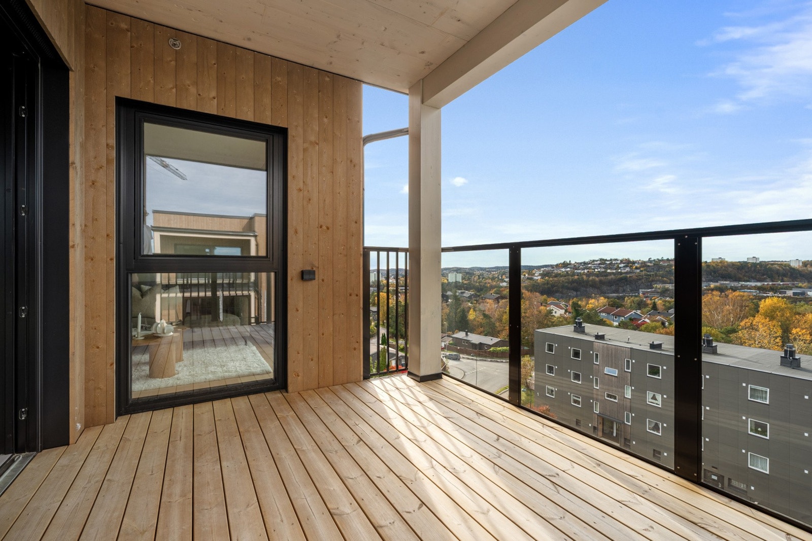 Romslig balkong på ca 9 kvm. Galleribilde