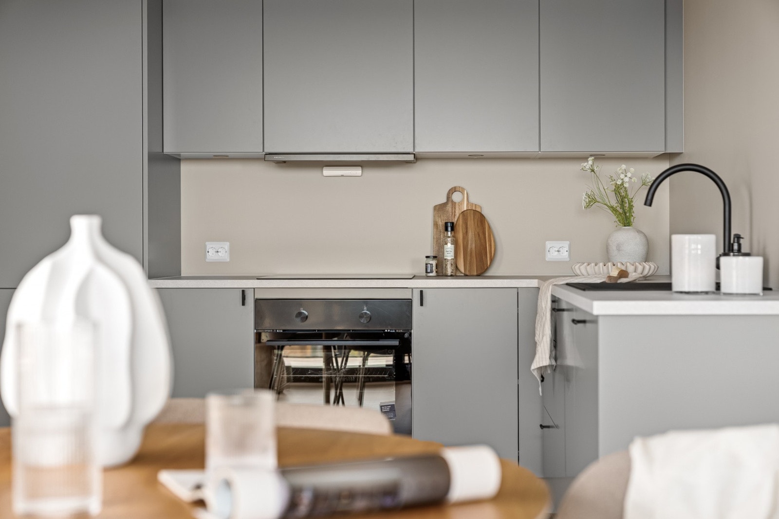 Flott kjøkken me dintegrerte hvitevarer. Galleribilde