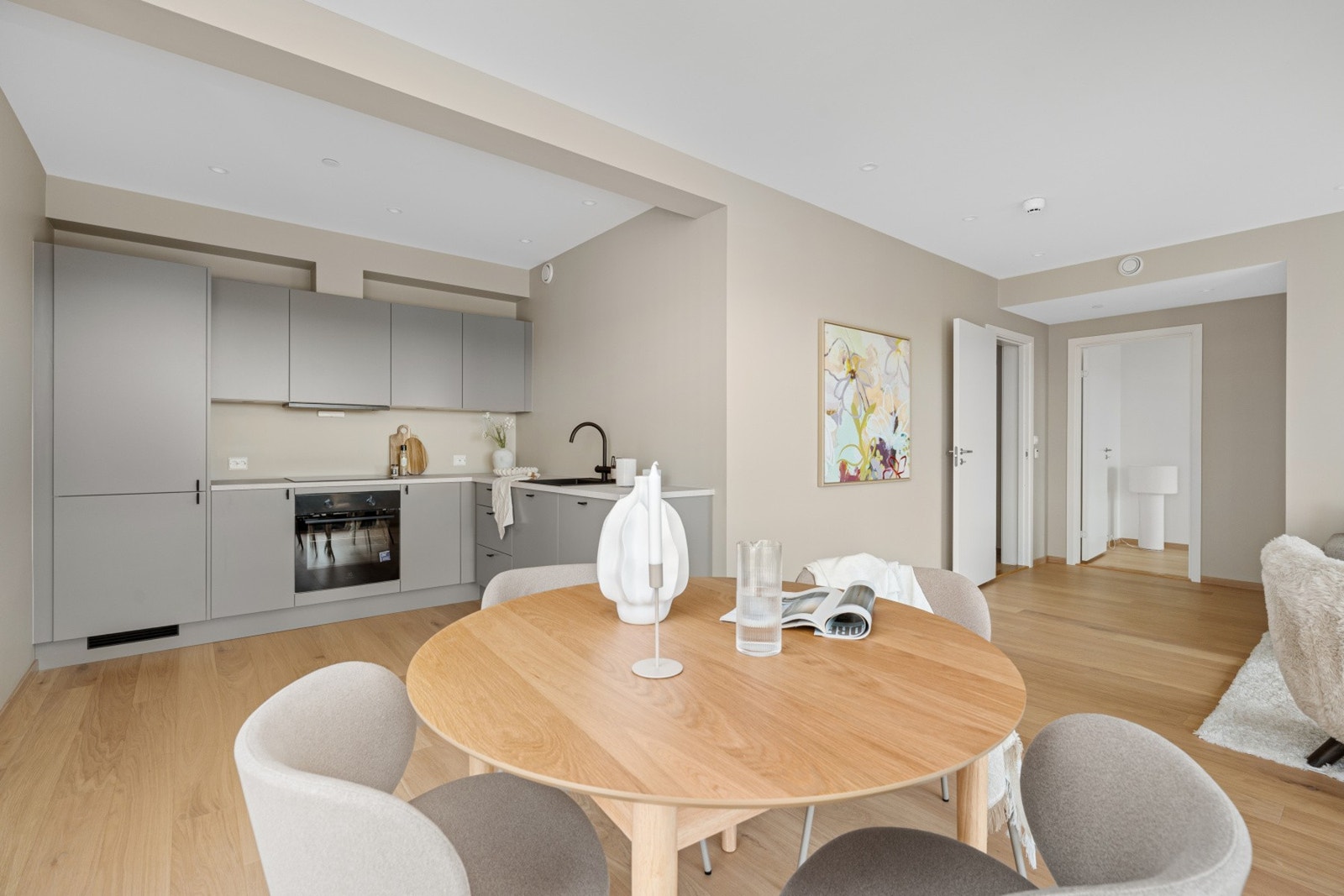 God plass til spisebord og sofagruppe. Galleribilde