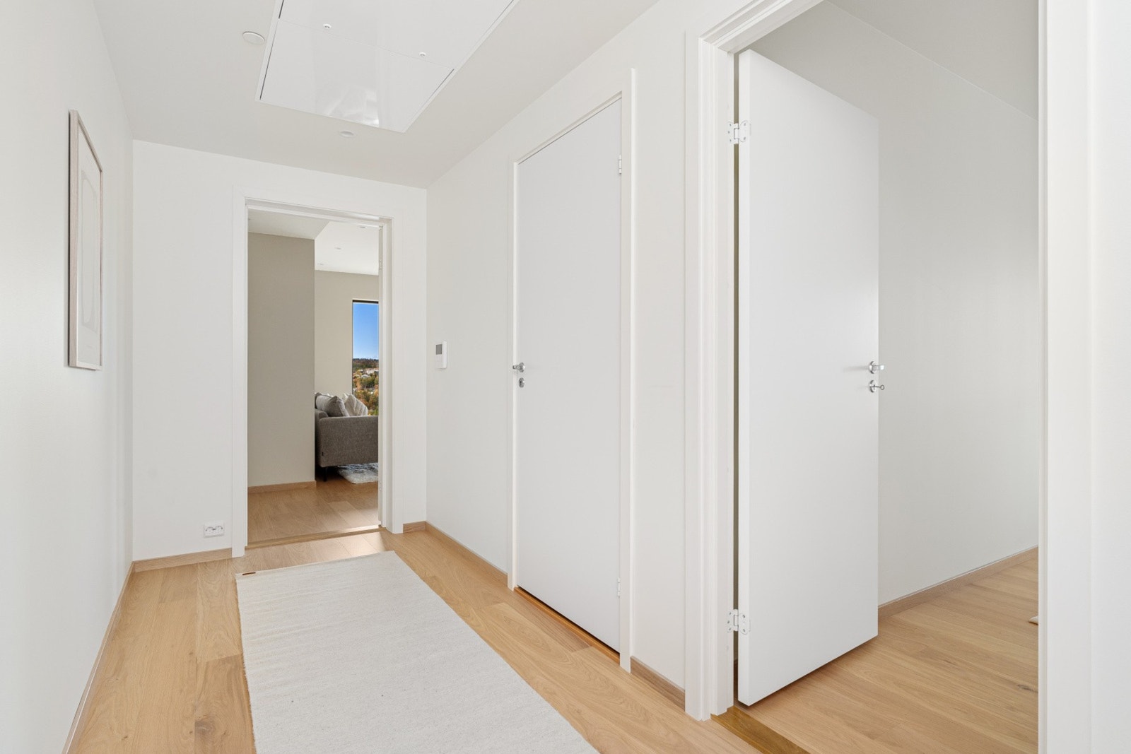 Gang med umiddelbar tilgang til gjeste soverommet, som også egner seg godt som garderoberom. Galleribilde