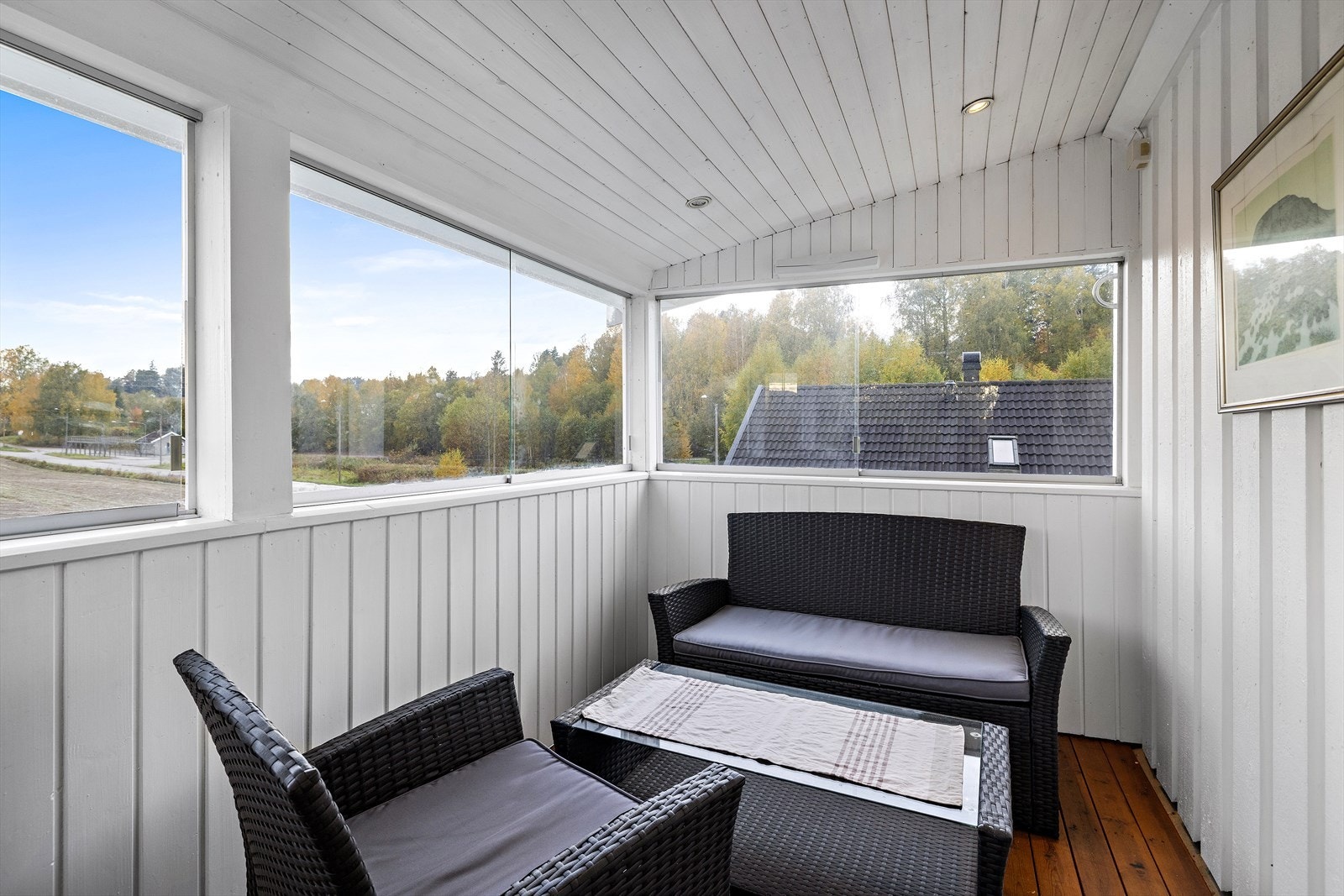 Lun og skjermet uteplass. Galleribilde