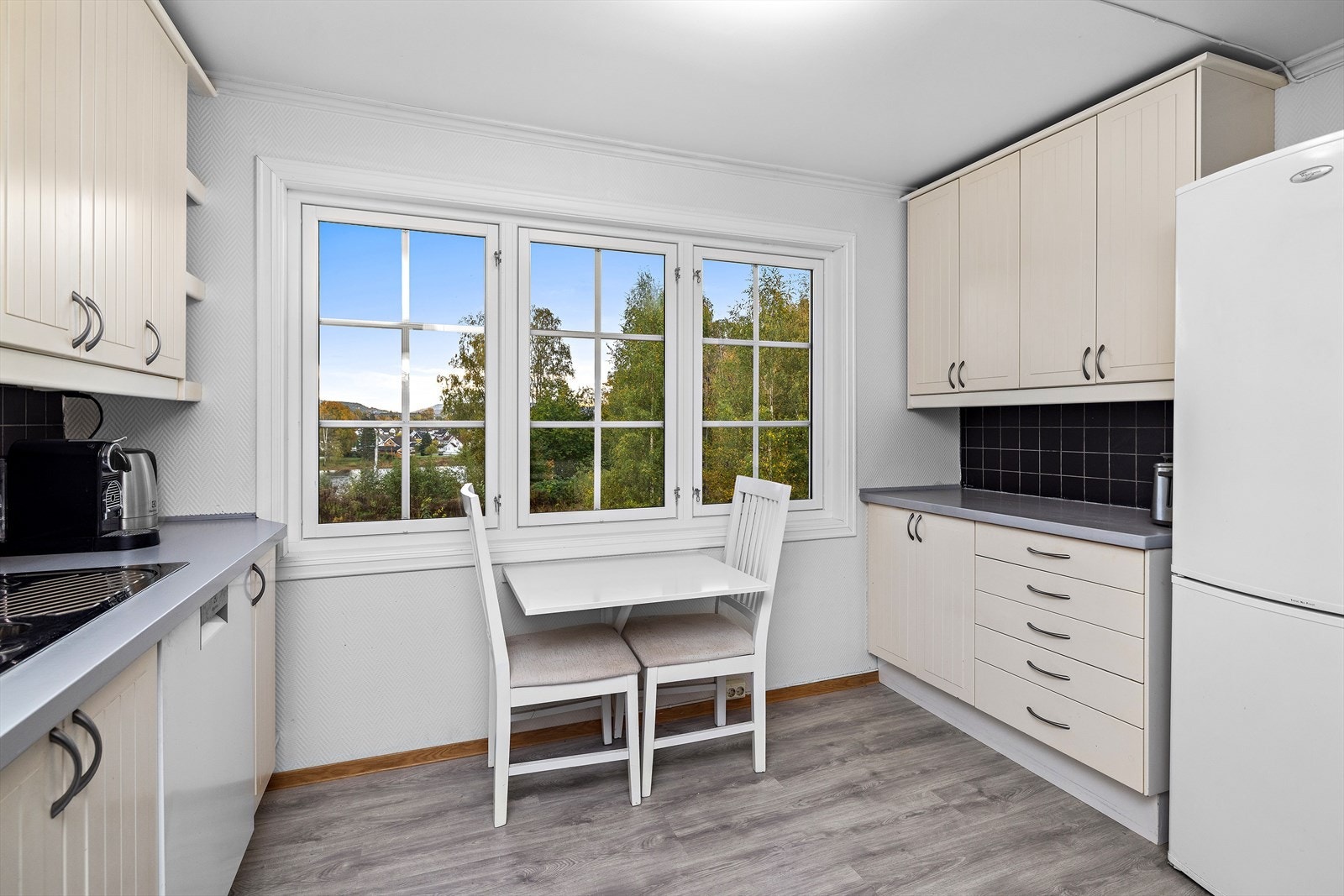 Det er opplegg for oppvaskmaskin, og kjøkkenet er utstyrt med ventilator med avtrekk ført direkte ut. Galleribilde