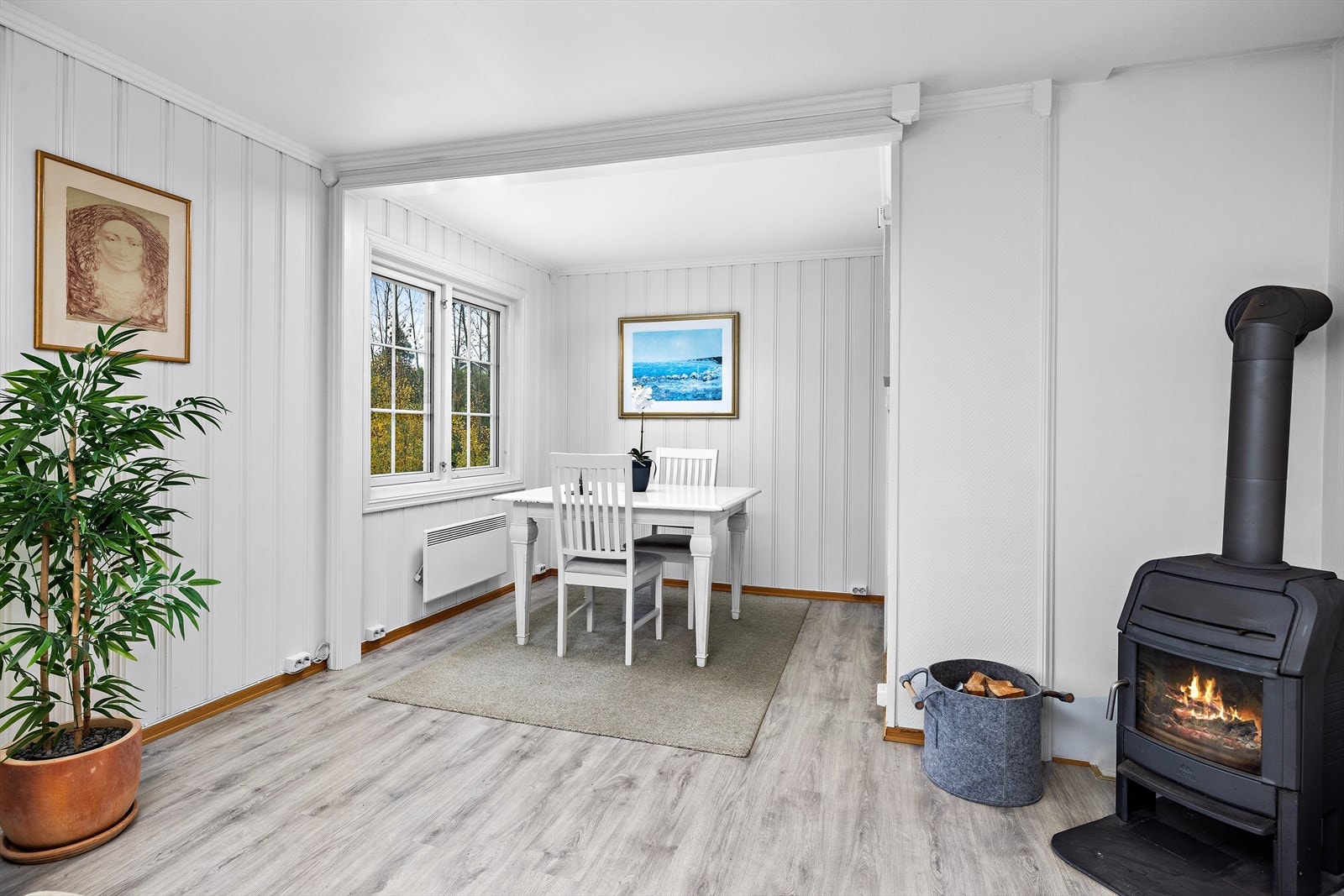 I stuen er det også en vedovn som sikrer varme på kalde dager. Galleribilde