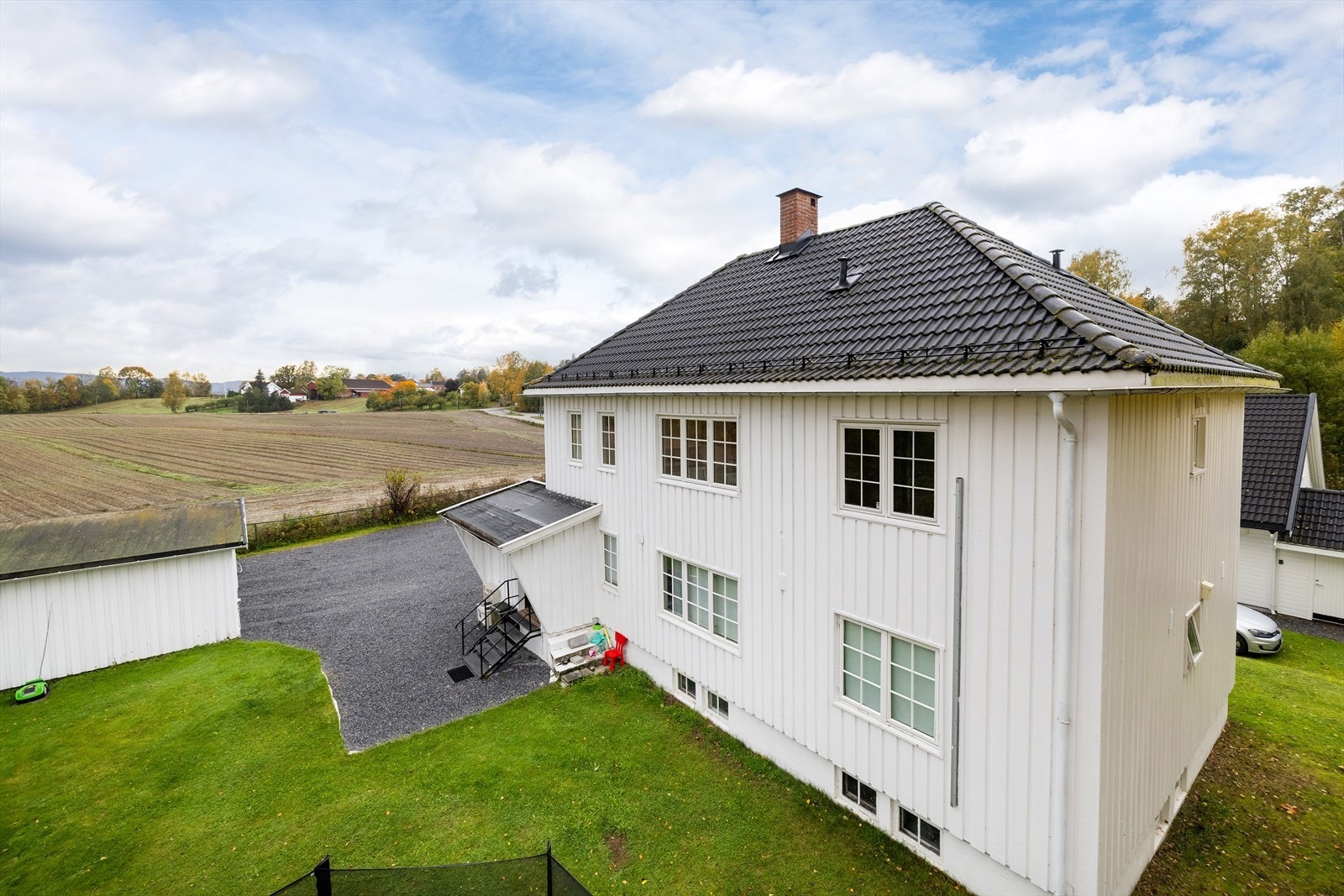 Beliggende i rolige omgivelser med kort vei til sentrum, flotte turområder i Hoensmarka og populære fiskeplasser i nærområdet. Galleribilde