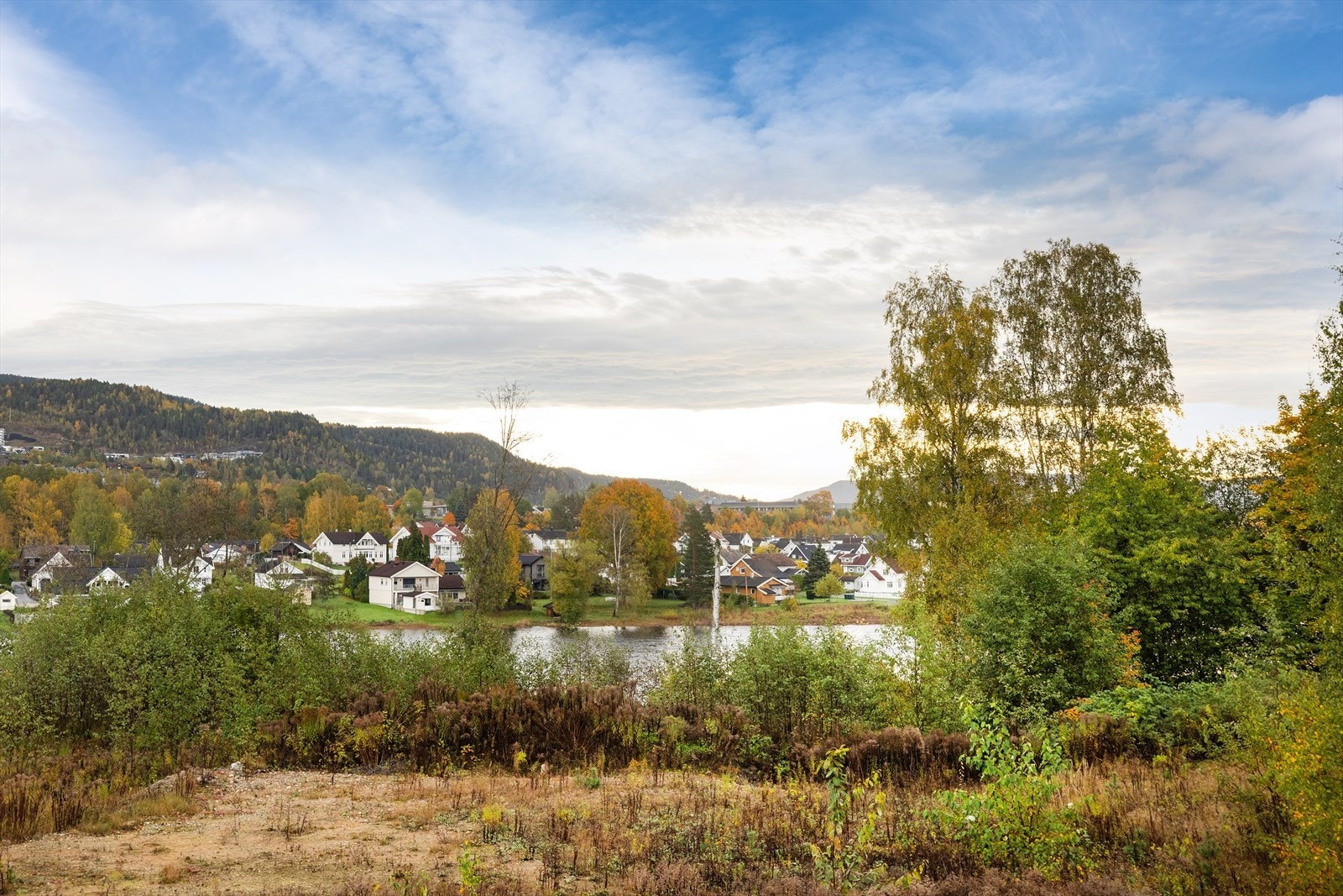 Gangavstand til butikker, kaféer og kollektivtransport med tog og buss til Drammen, Oslo og Kongsberg. Galleribilde