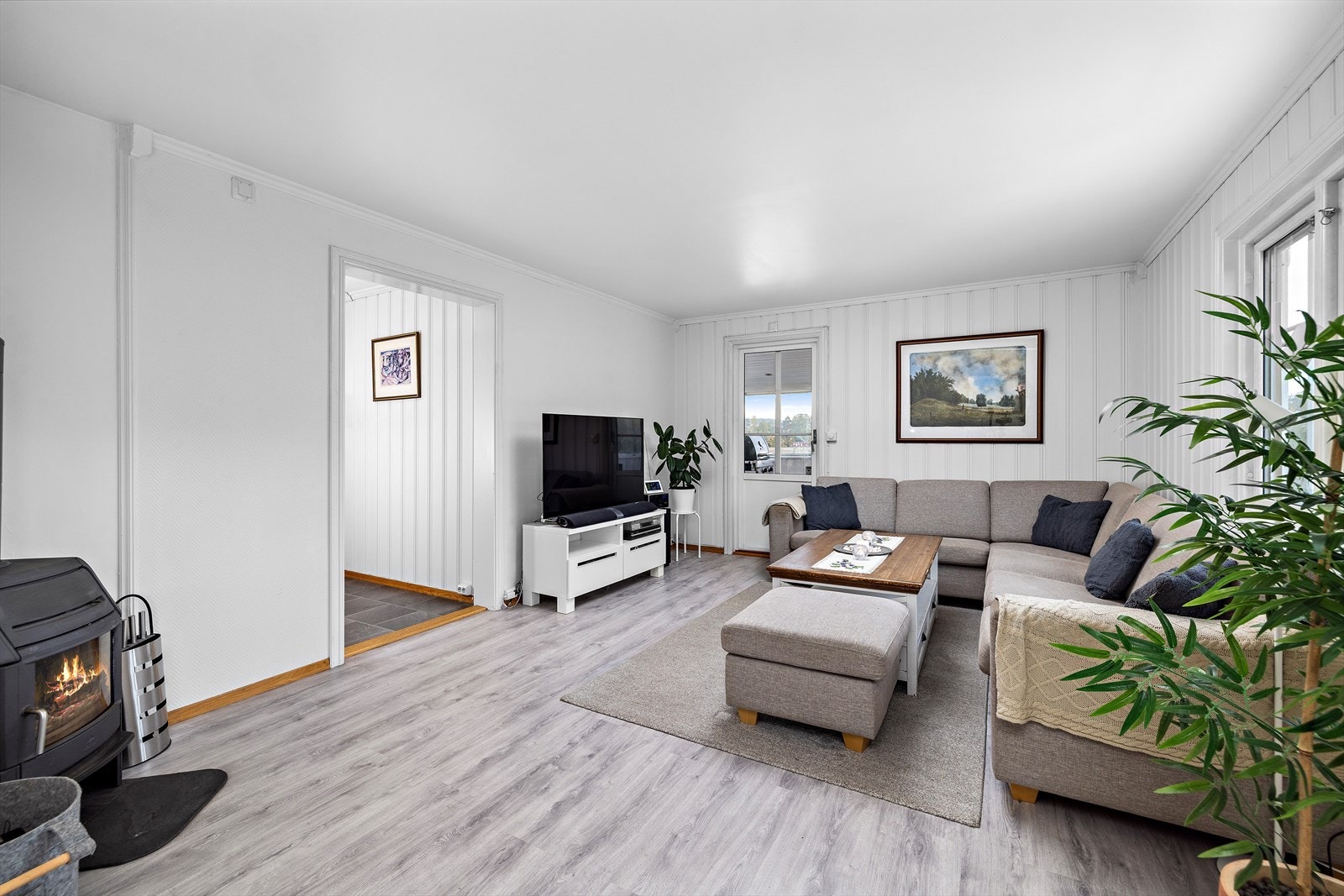 Stuen er luftig og har lysemalte flater. Galleribilde