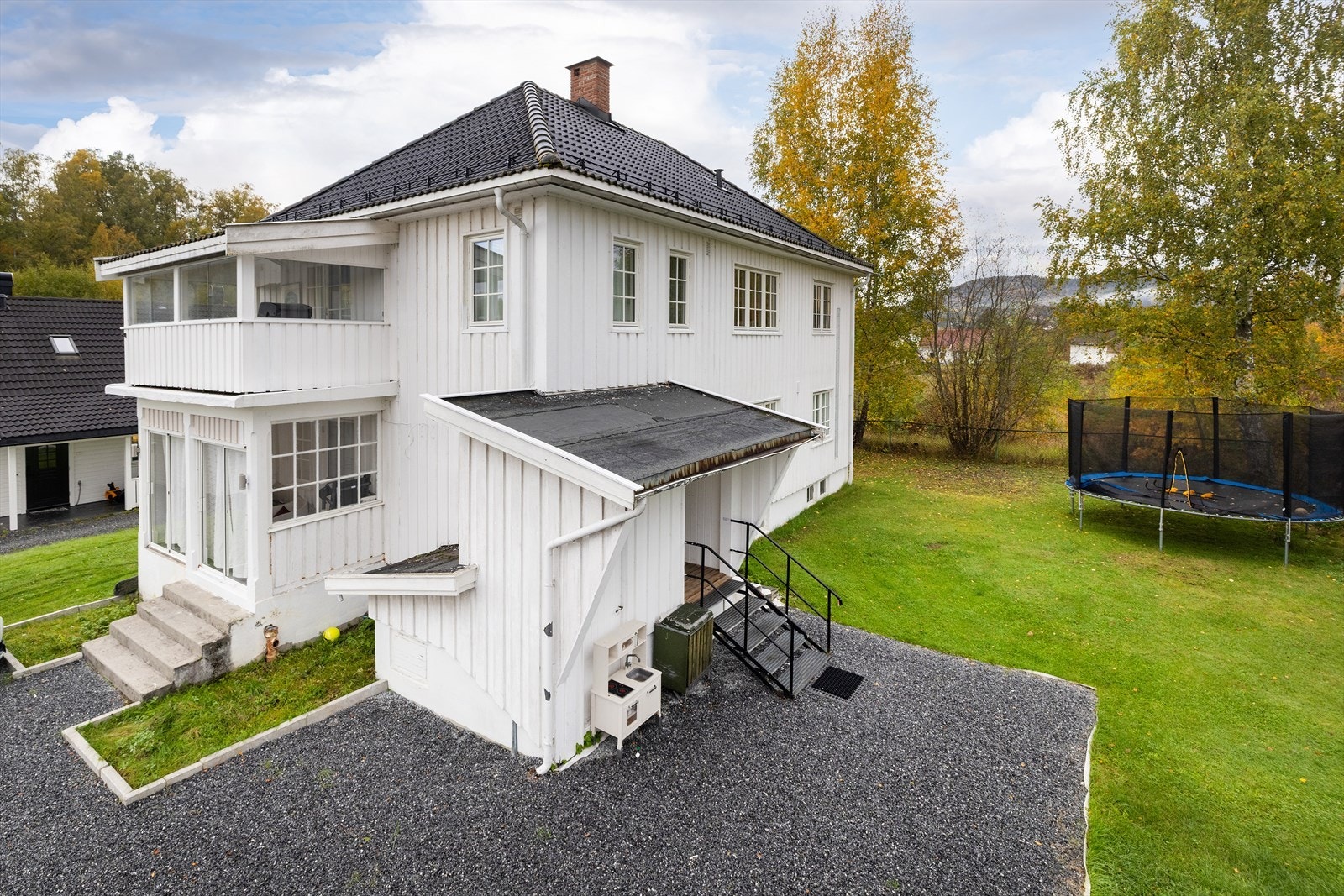 Lys og velholdt halvpart av tomannsbolig med garasje. Galleribilde