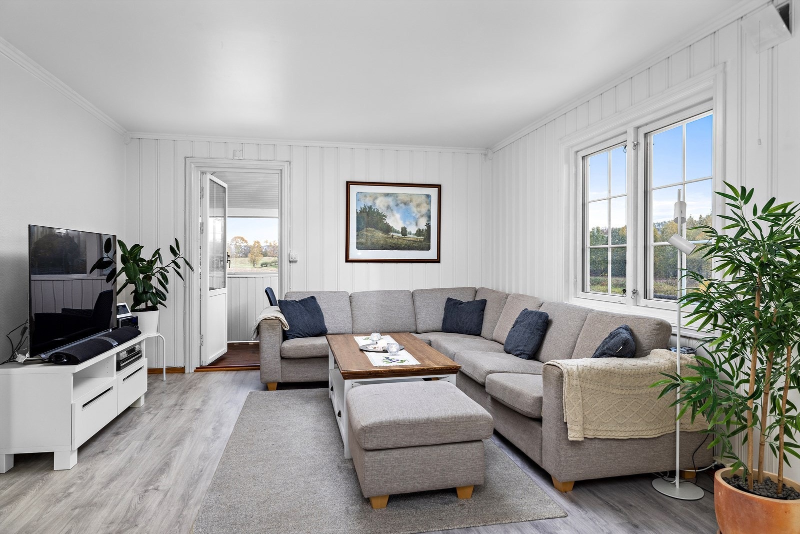 Fra stuen er det også utgang til den overbygde balkongen. Galleribilde