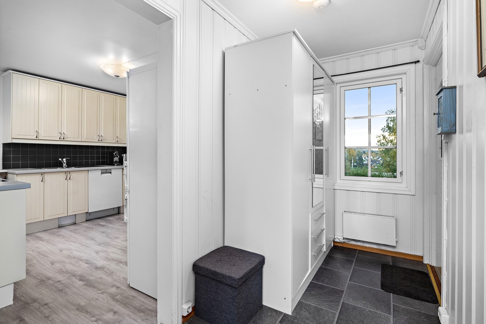 I entreen er det mulighet for oppbevaring og oppheng av sko og yttertøy. Galleribilde