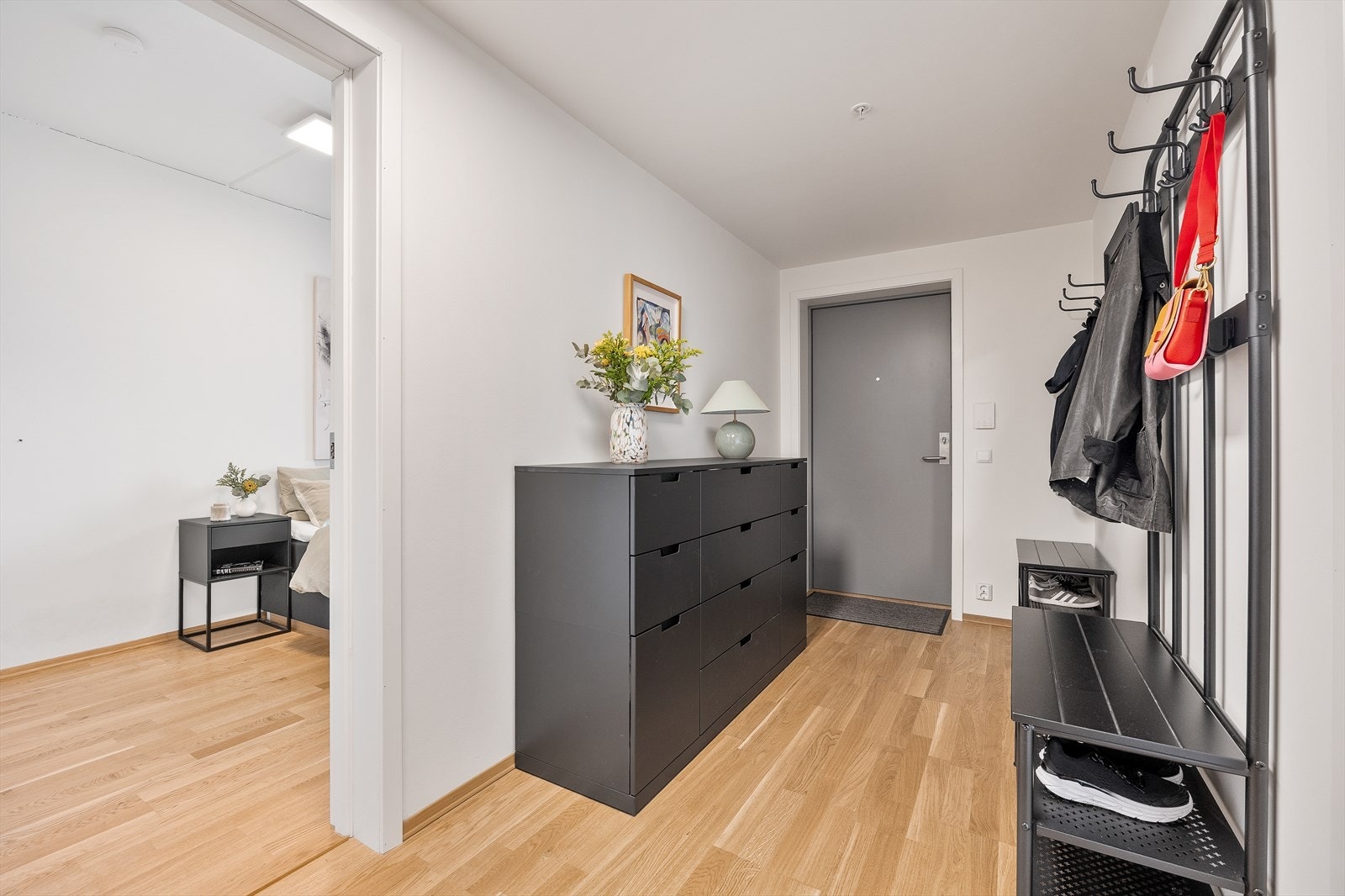 Du ønskes velkommen inn i en lys og praktisk entré som gir et godt førsteinntrykk av leiligheten. Galleribilde