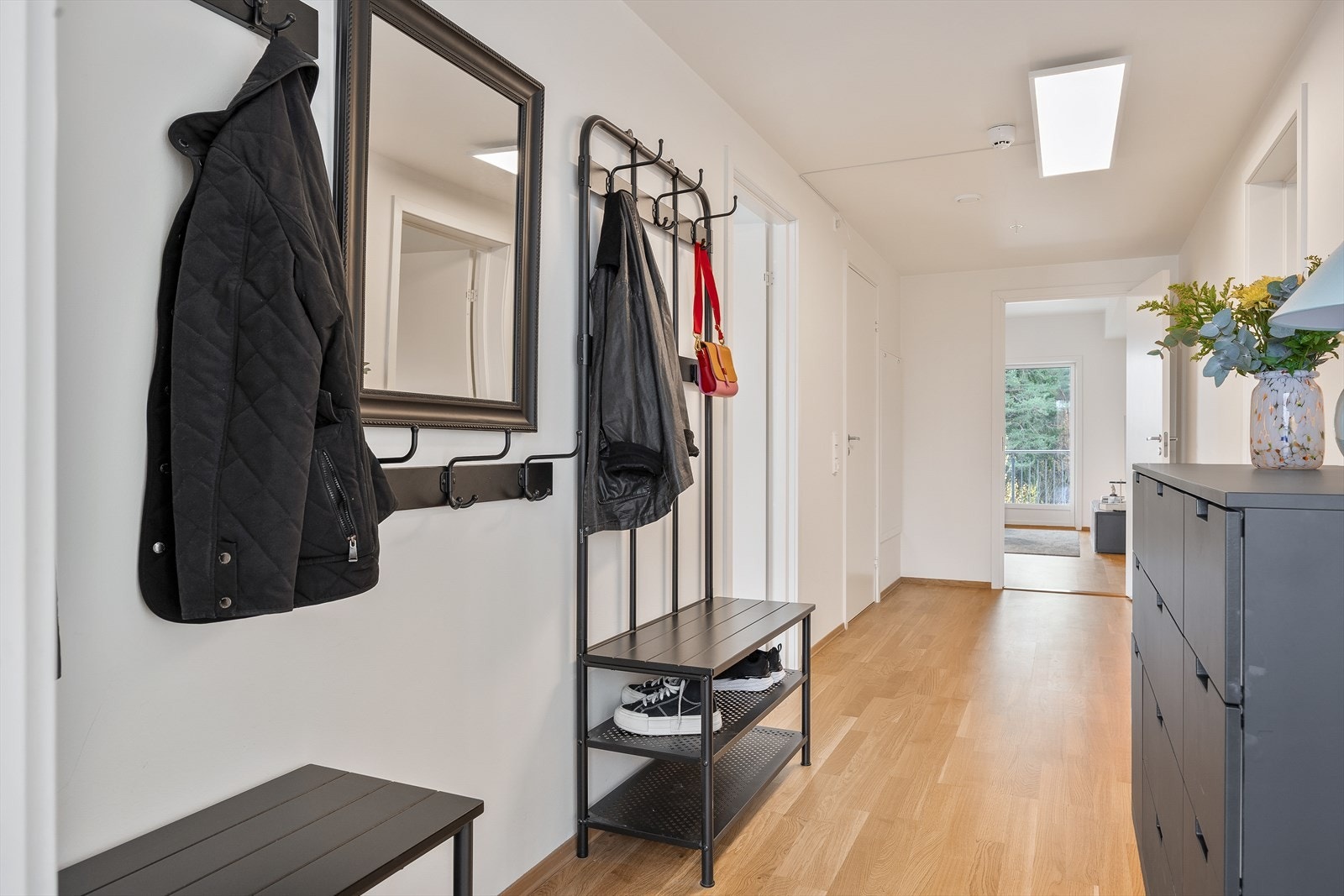 Rommet har parkett på gulv og gir plass til oppbevaring av yttertøy og sko. Galleribilde