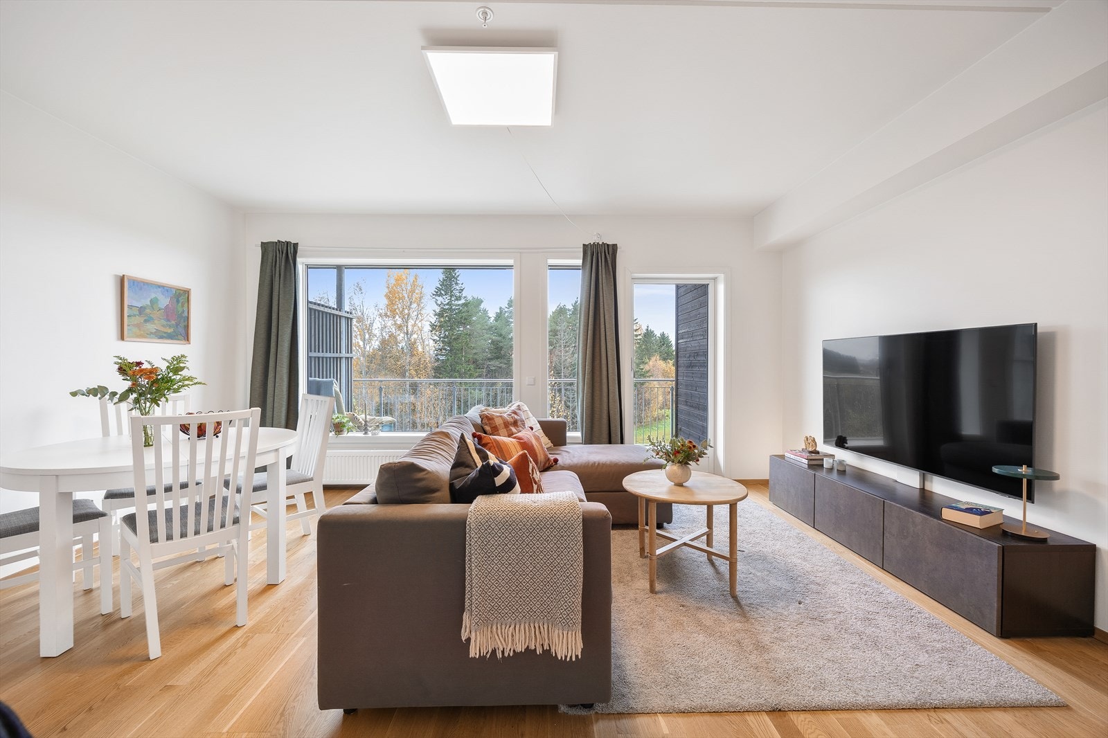 Store vindusflater slipper inn rikelig med dagslys og gir en god romfølelse. Galleribilde