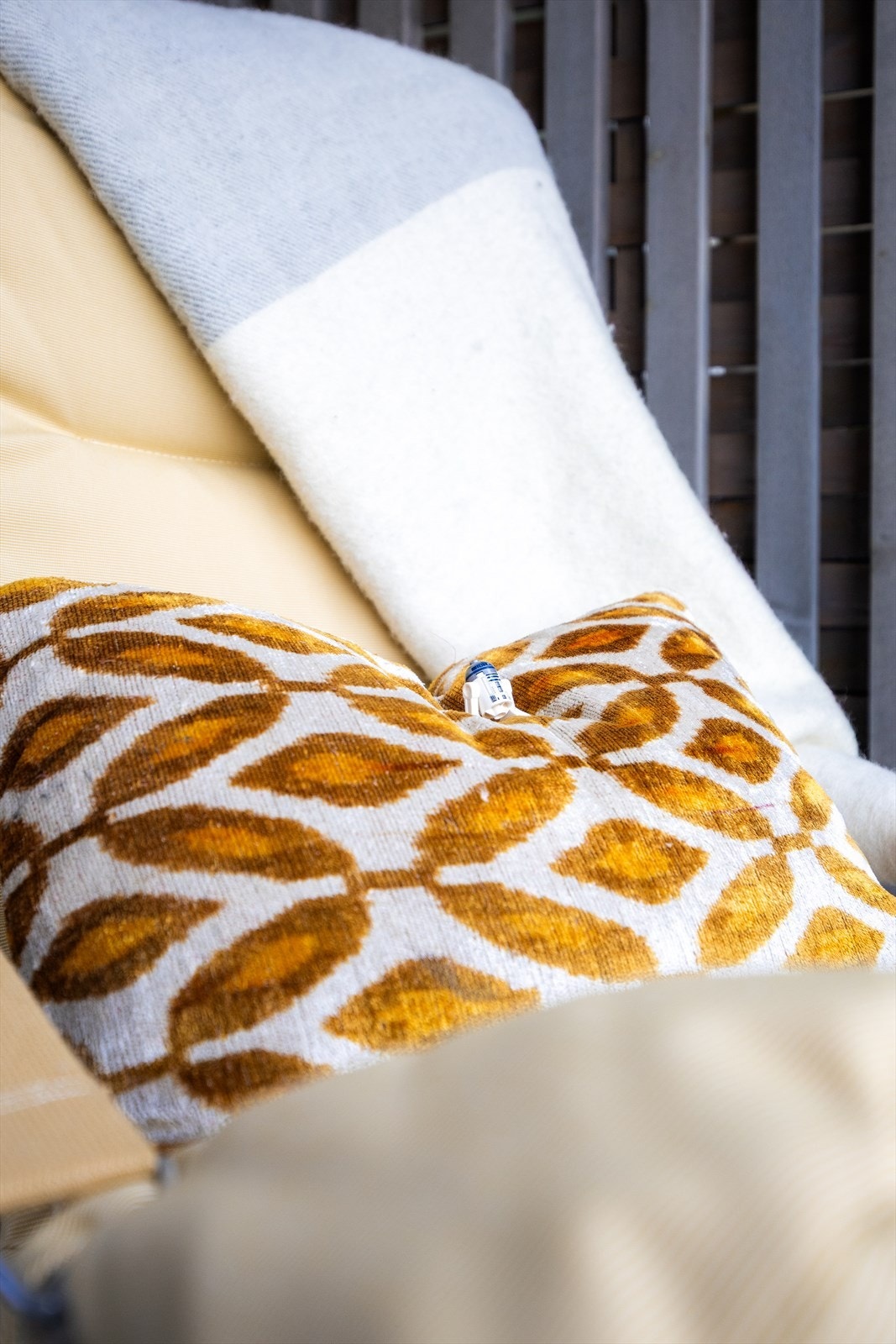 Balkongen har plass til en hyggelig sittegruppe, planter og grill. Galleribilde