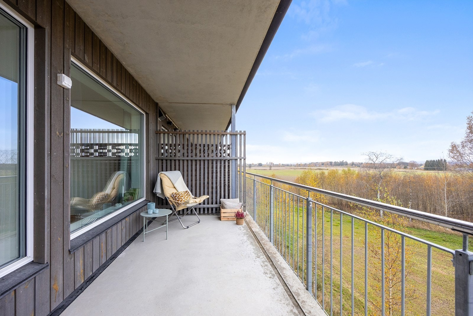 Balkongen har betongdekke og rekkverk av stål. Galleribilde