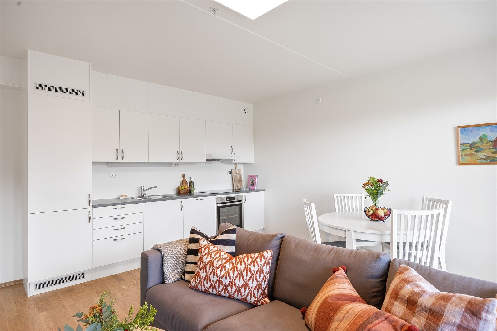 Kjøkkenet har en lys og moderne innredning. Galleribilde